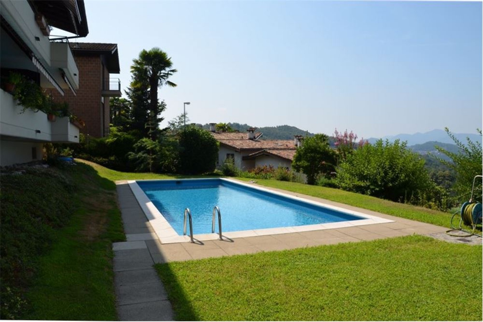 Außenansicht eines Gartens mit Pool und Bergblick