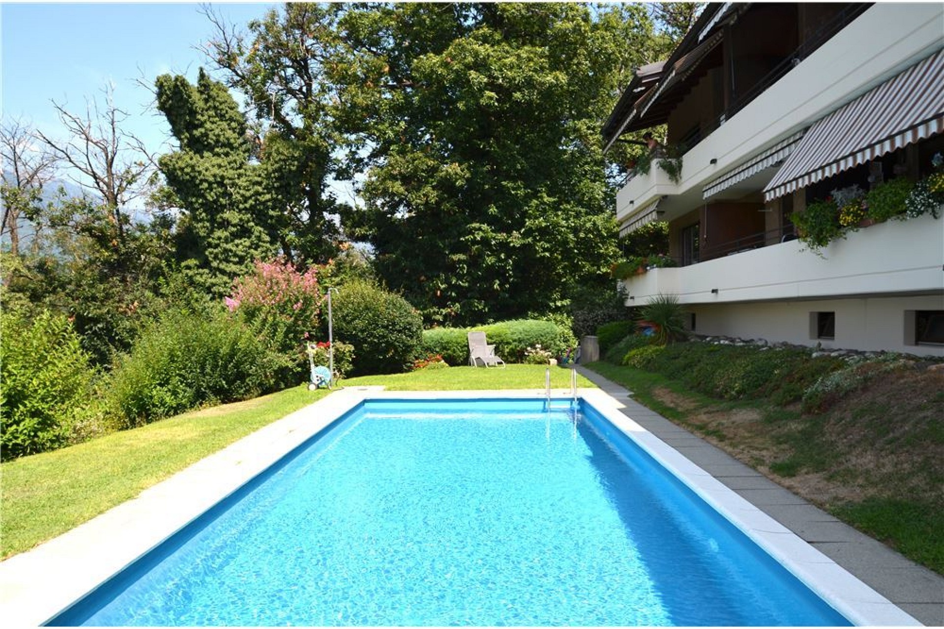 Außenbereich mit Pool und Garten