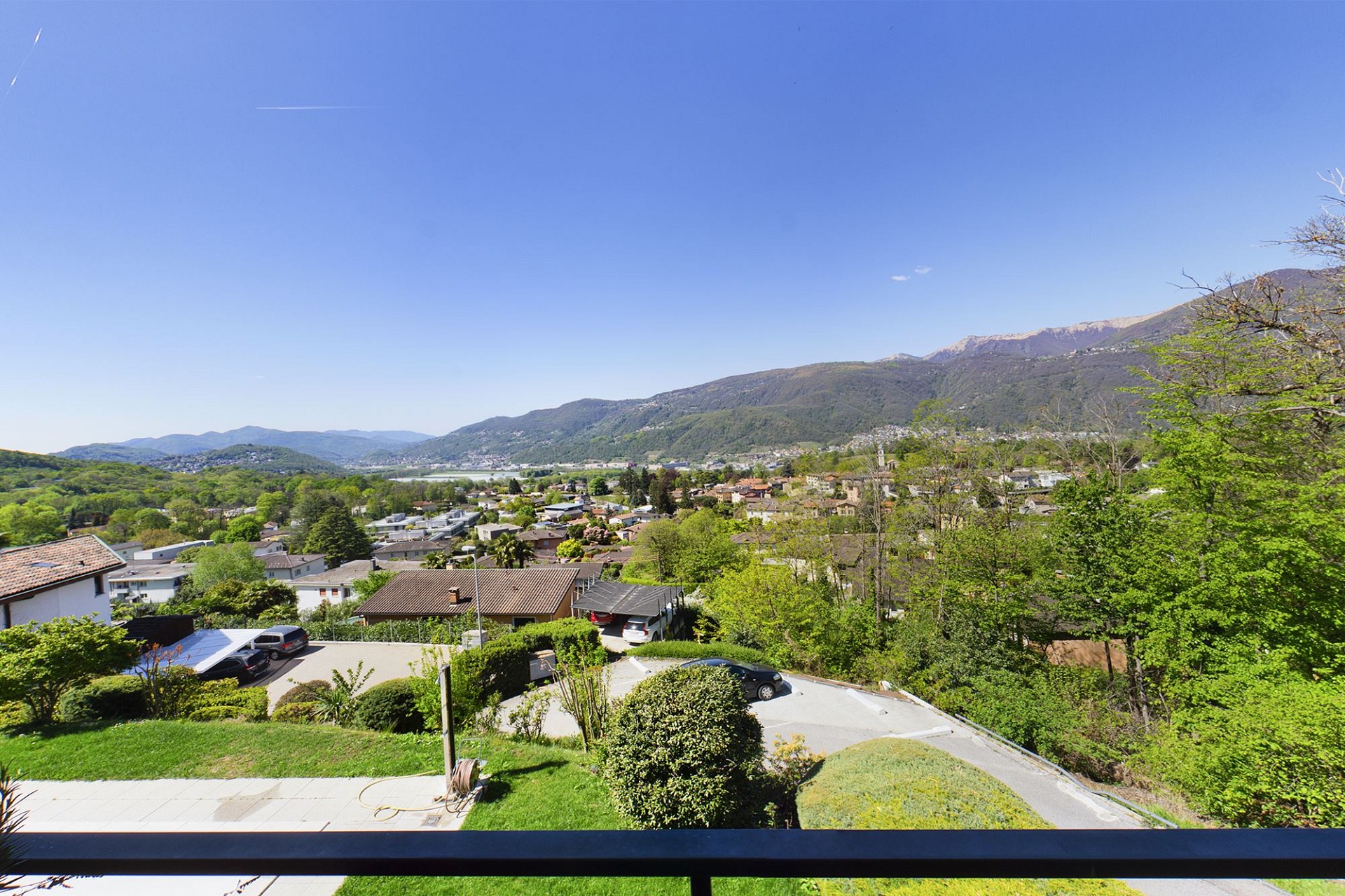 Weitblick auf Tal und Berge