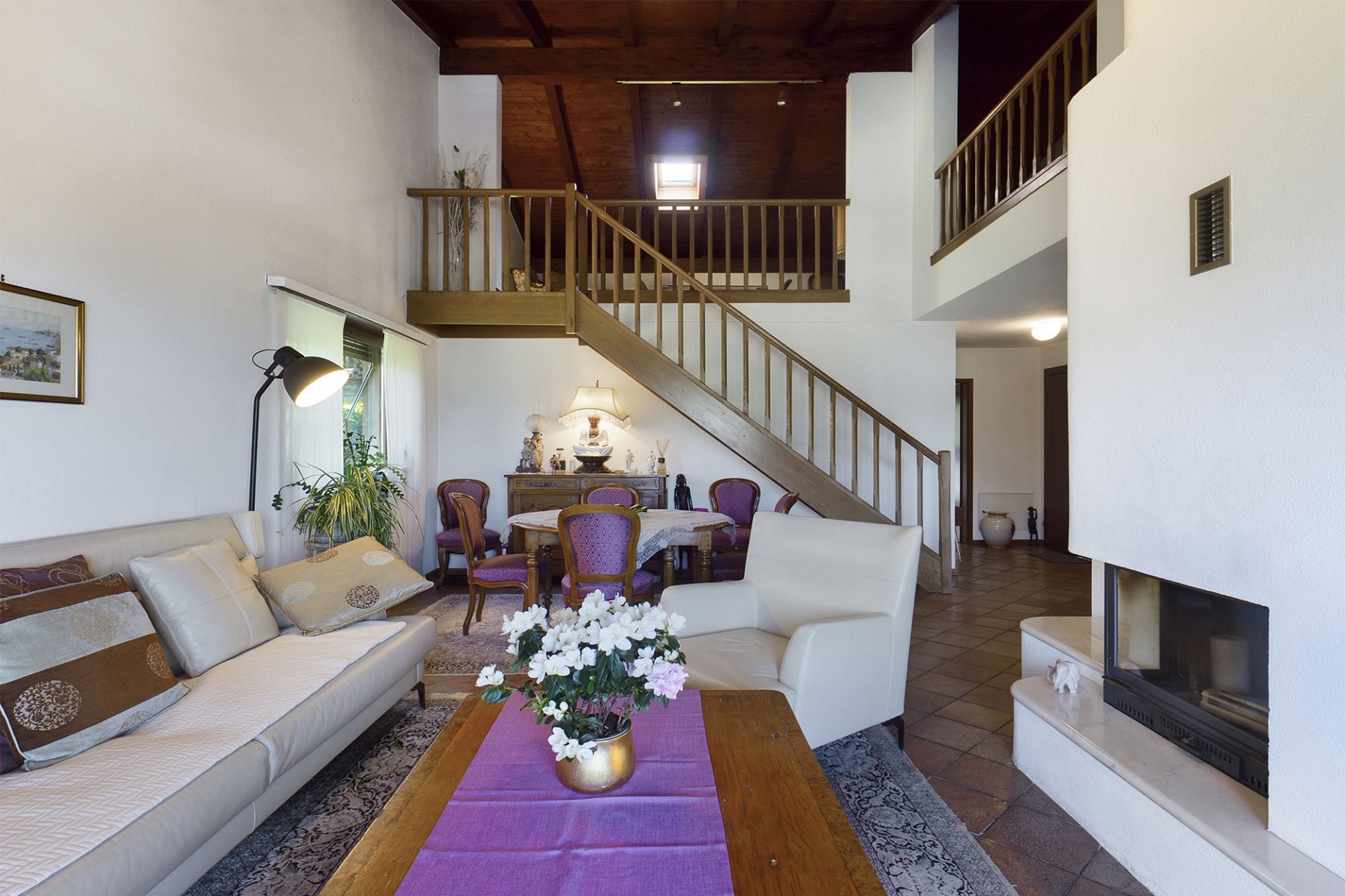 Wohnzimmer mit Galerie und Kamin