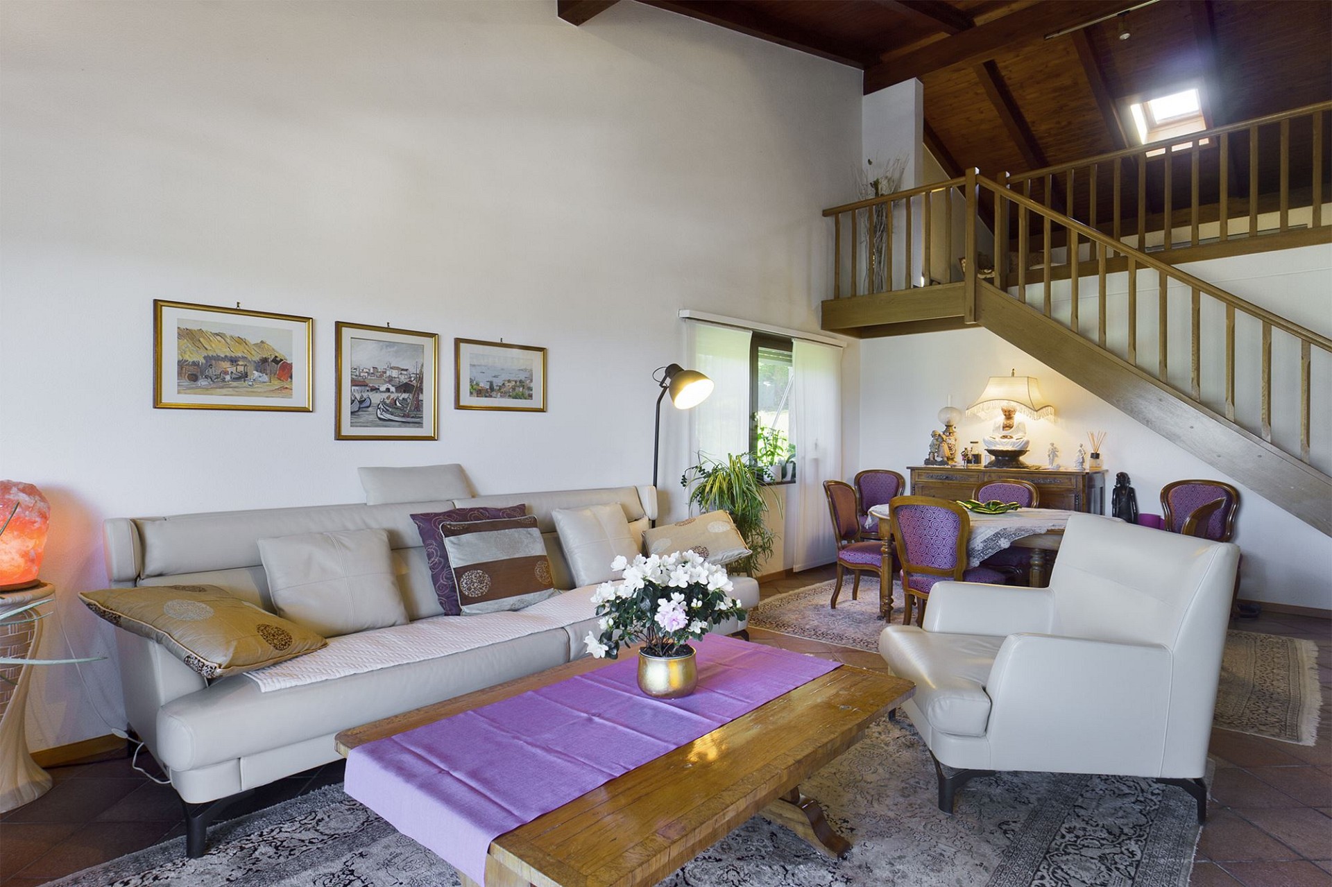 Wohnzimmer mit offener Galerie und Essbereich