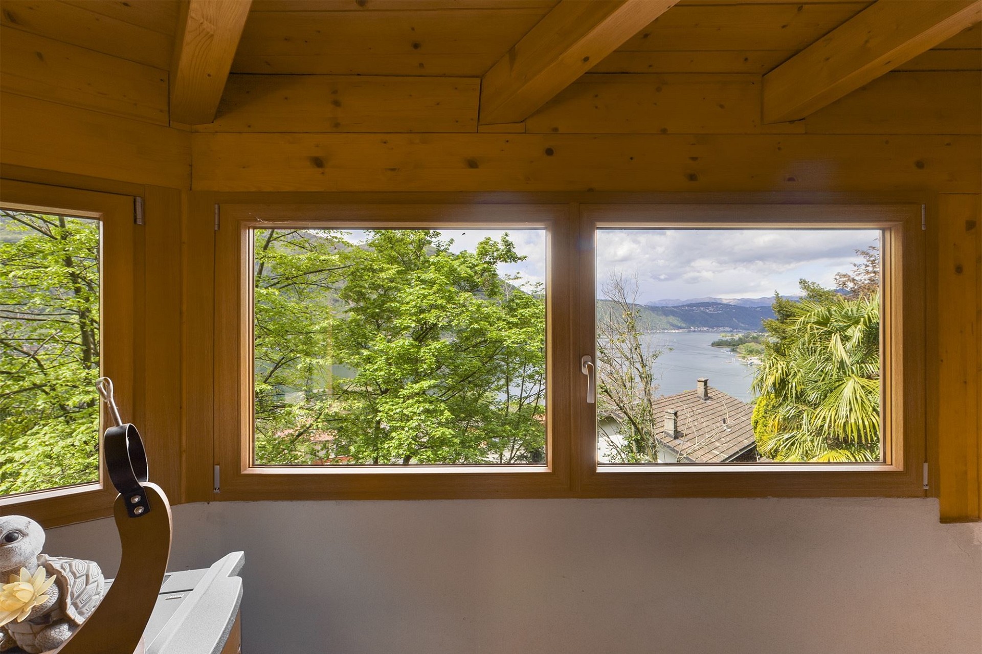 Holzraum mit Panoramablick auf See und Berge