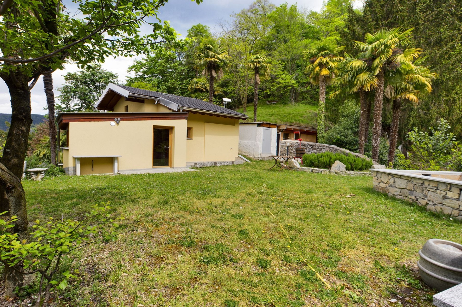 Haus mit Garten in tropischer Umgebung