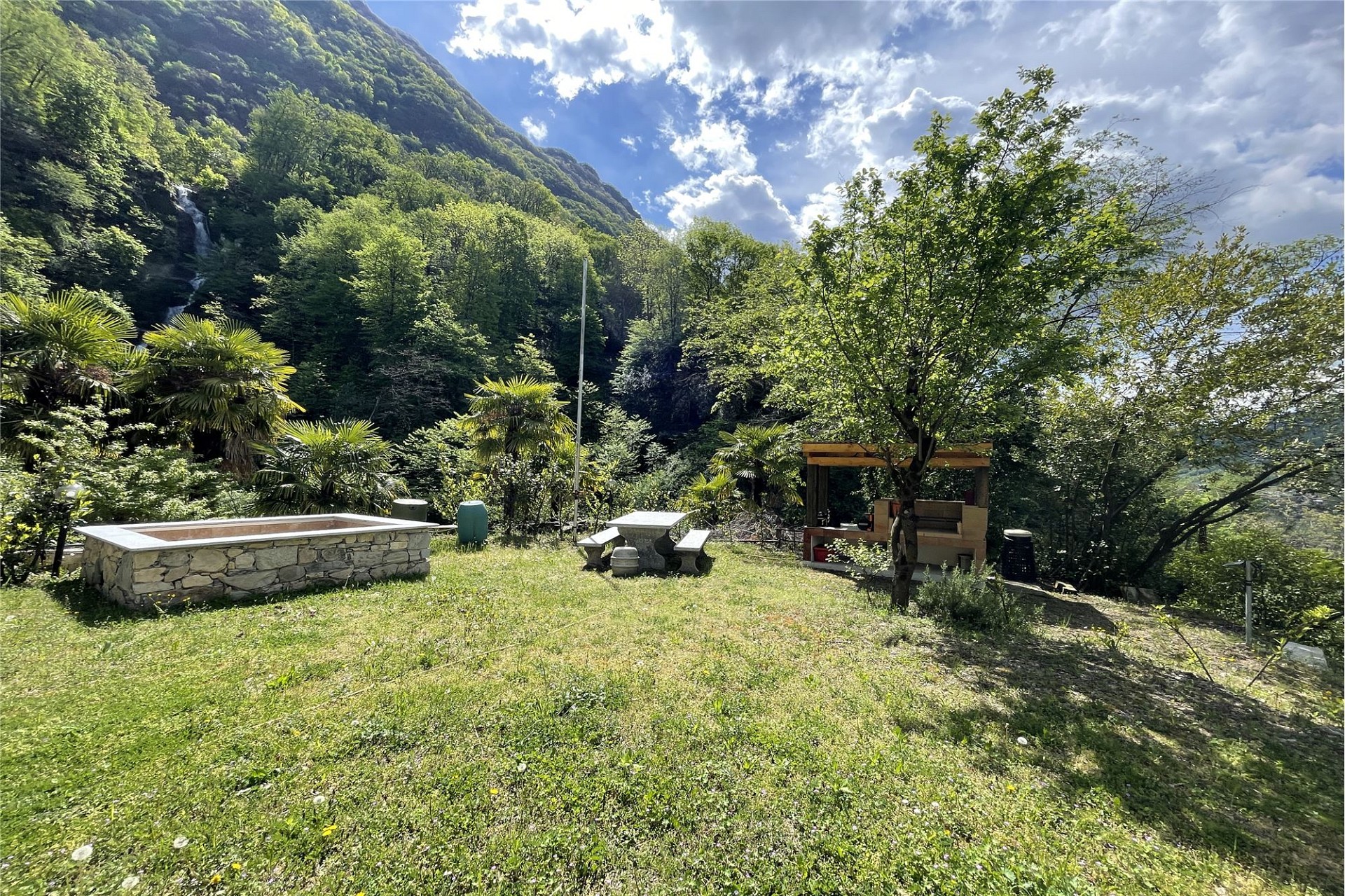 Garten mit Bergblick und Outdoor-Küche
