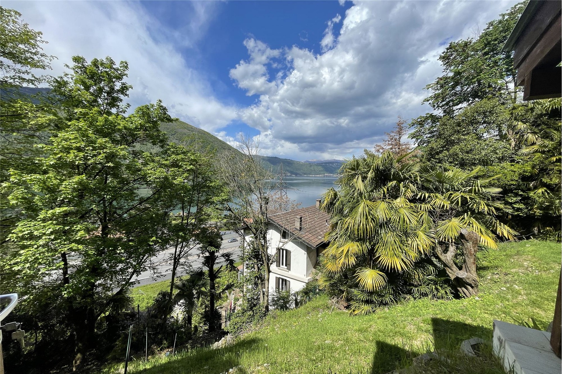 Seeblick über bewaldetes Hanggrundstück