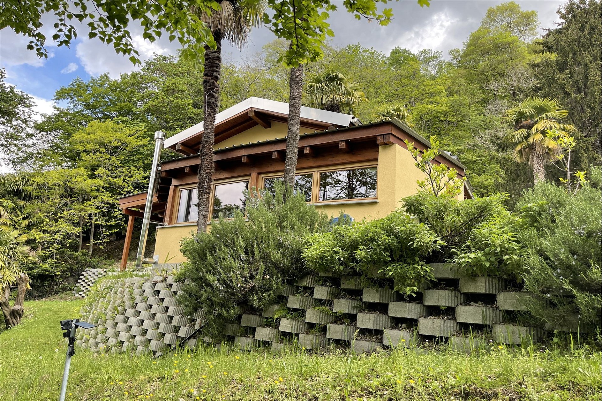 Haus in üppiger, tropischer Gartenlage