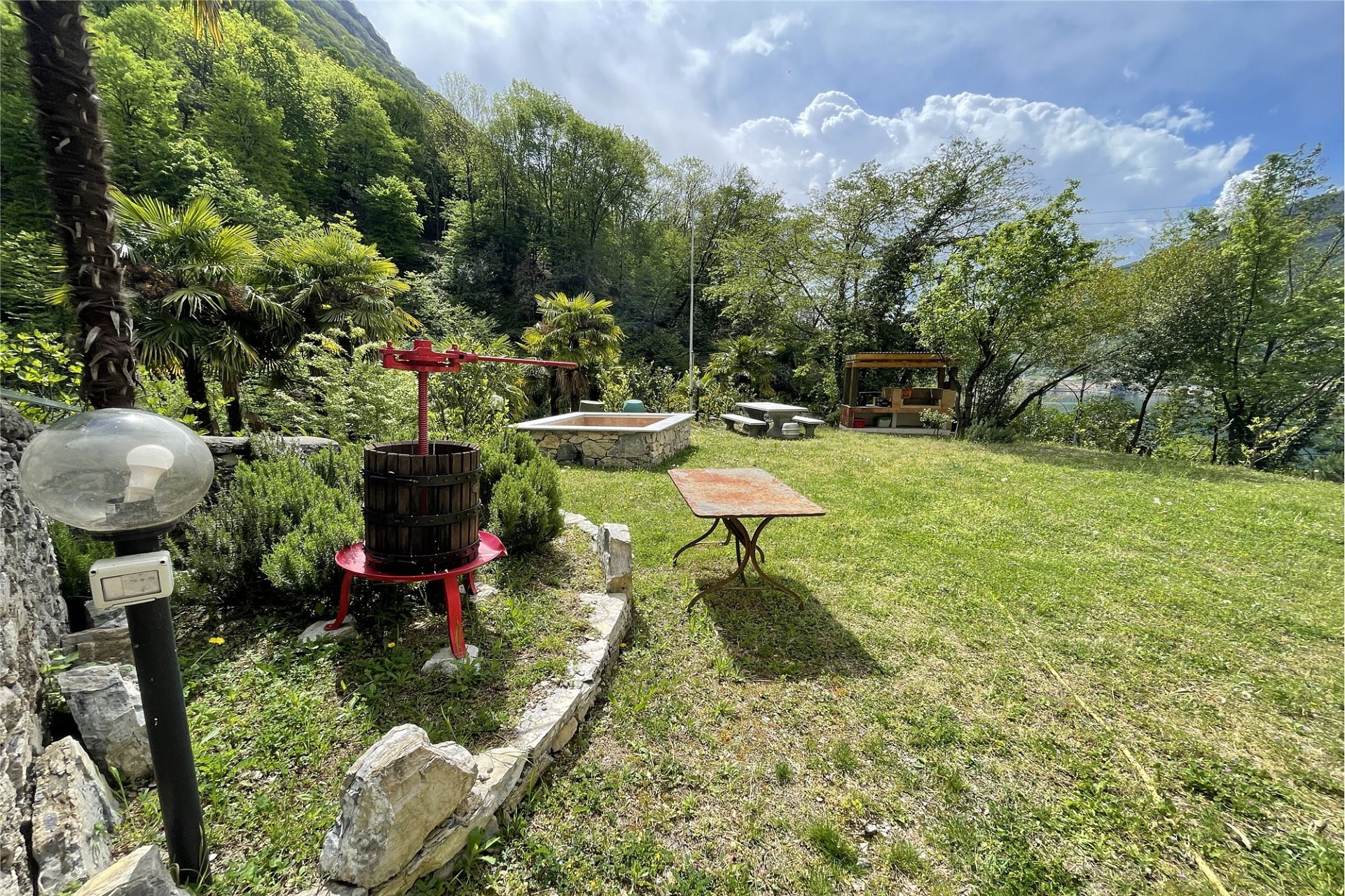Großer Garten mit rustikalen Freizeit- und Wasser-Elementen