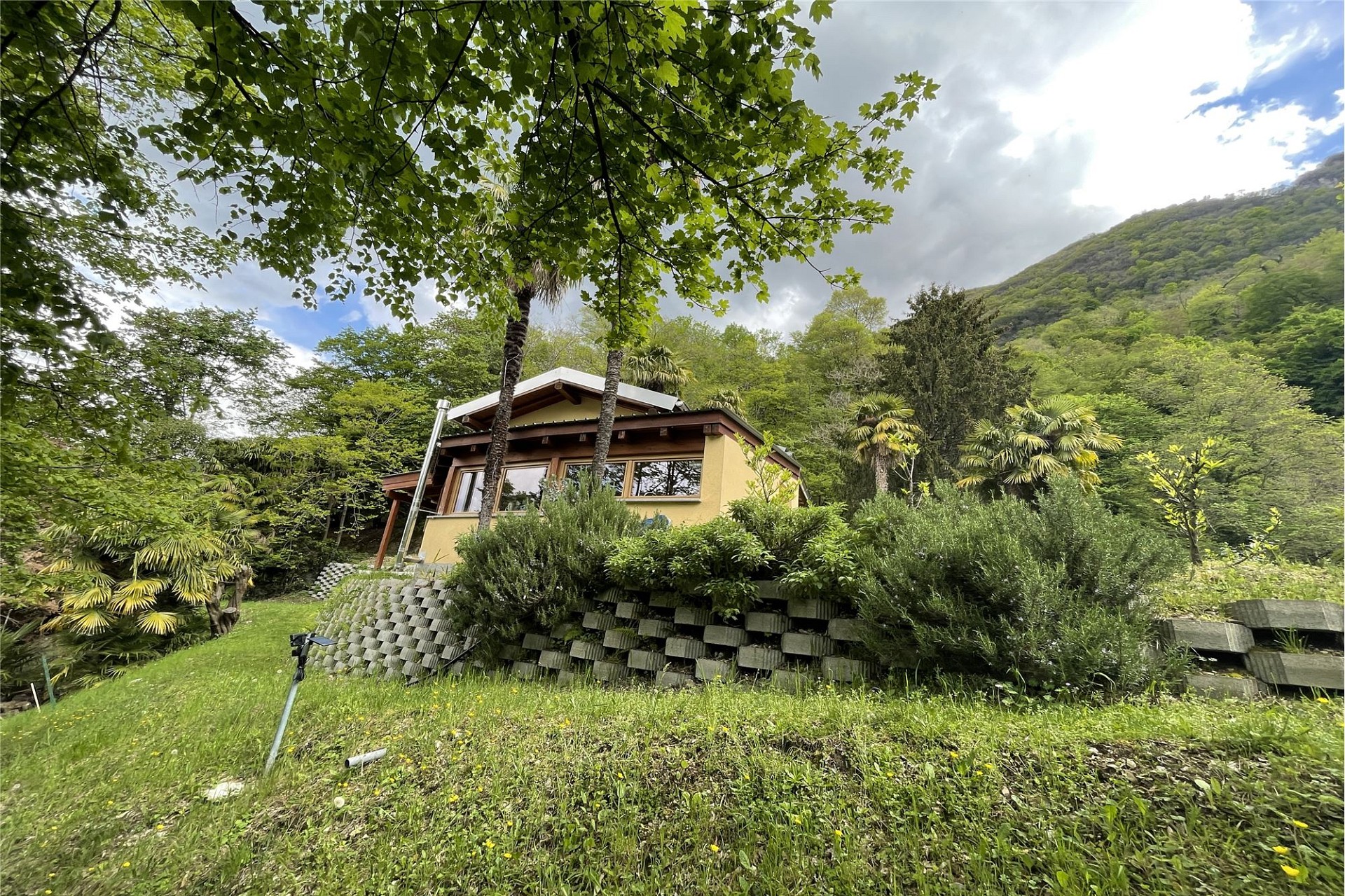 Haus in üppig grüner Hanglage
