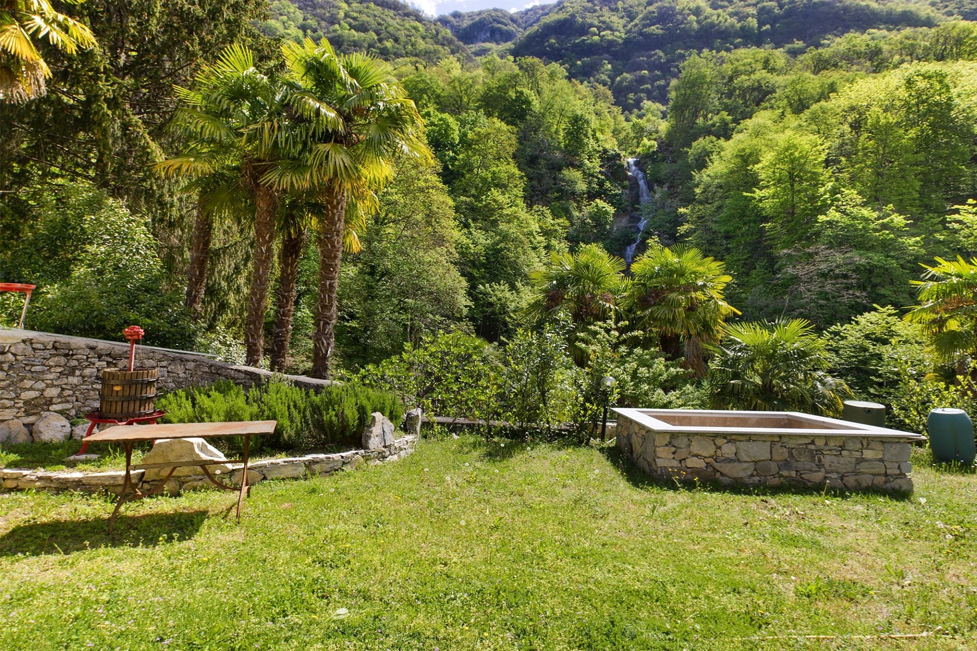 Garten mit Natursteinmauer und Blick ins Grüne