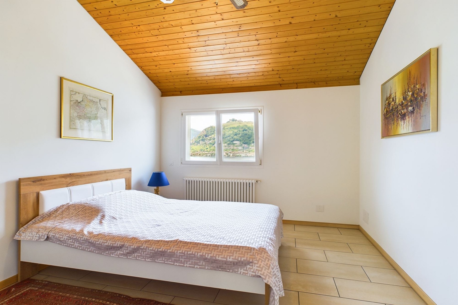 Helles Schlafzimmer mit Ausblick