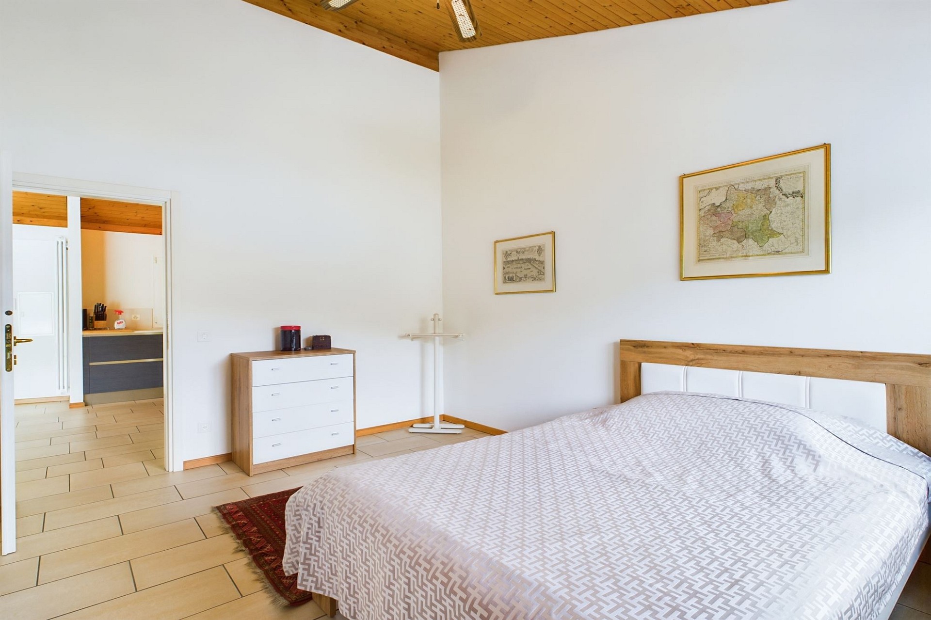 Helles Schlafzimmer mit Holzbalkendecke