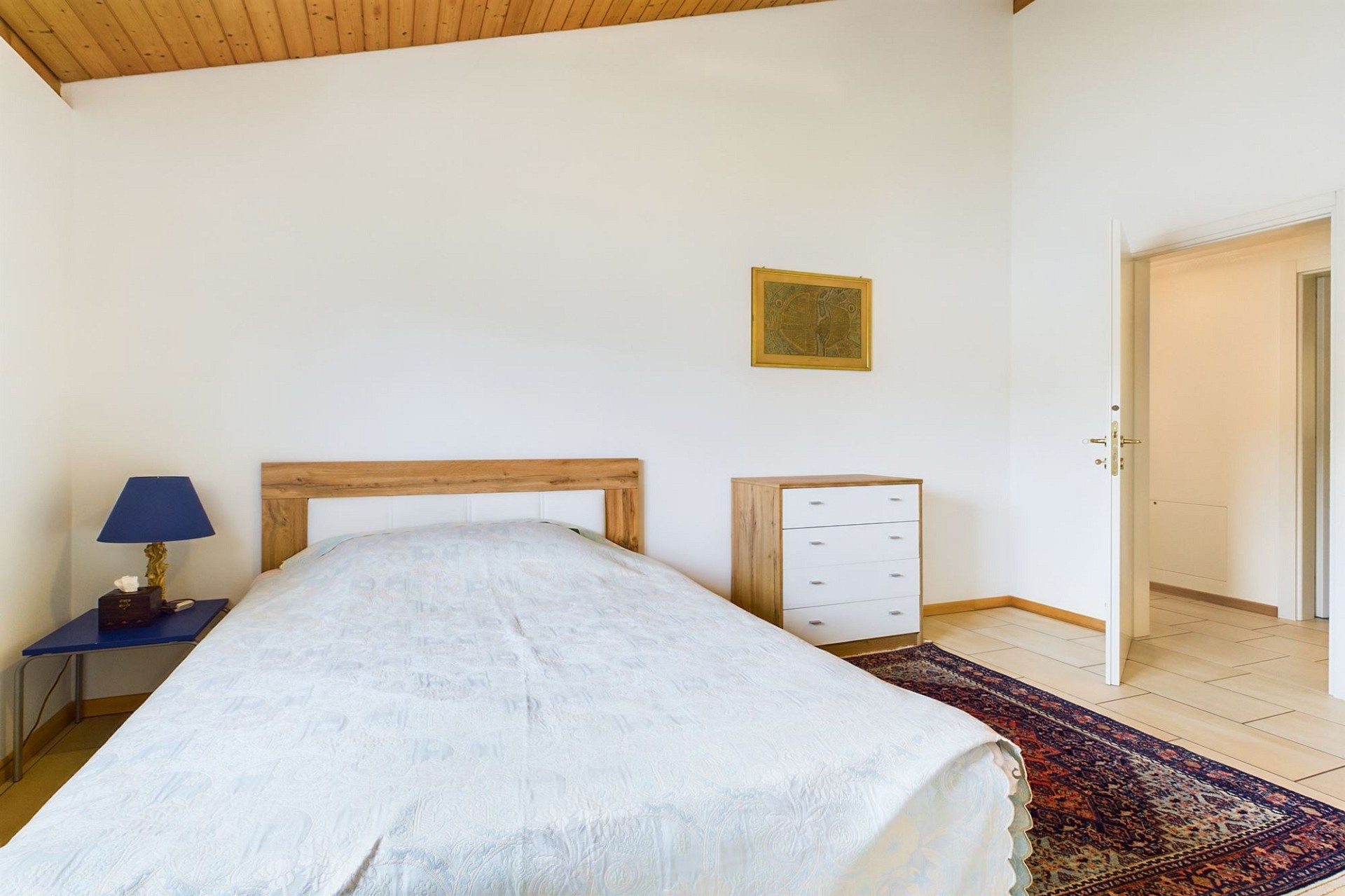 Helles Schlafzimmer mit Holzmöbeln