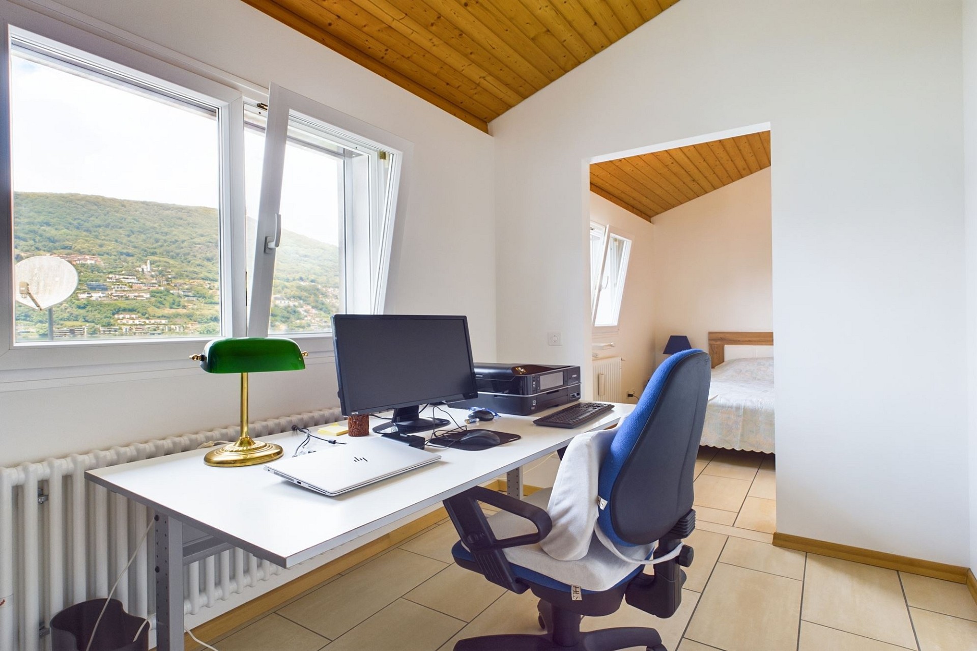 Helles Arbeitszimmer mit Blick ins Grüne