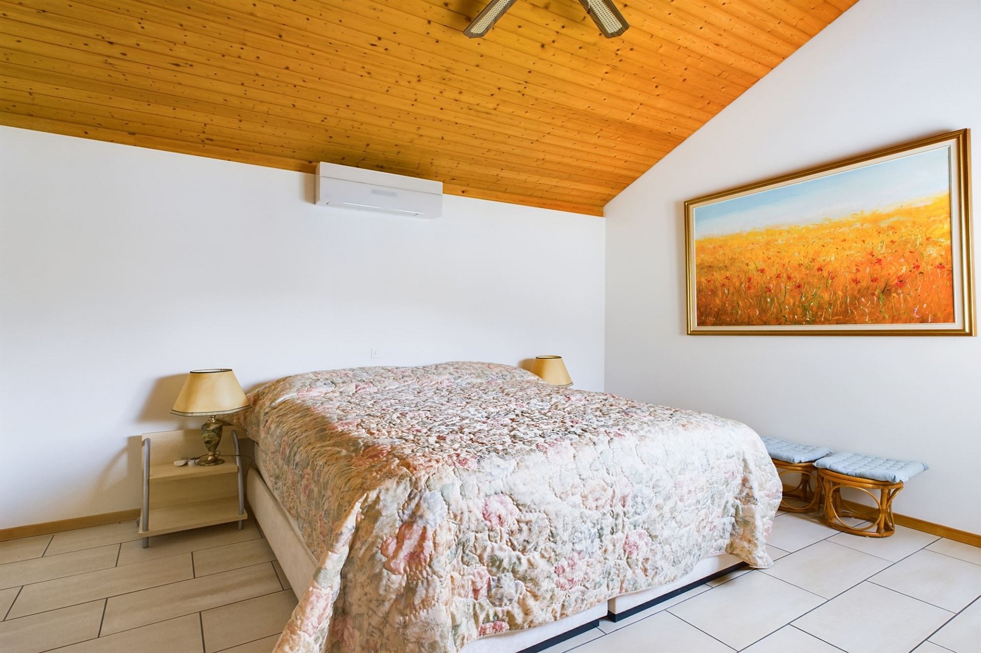 Helles Schlafzimmer mit Holzdecke