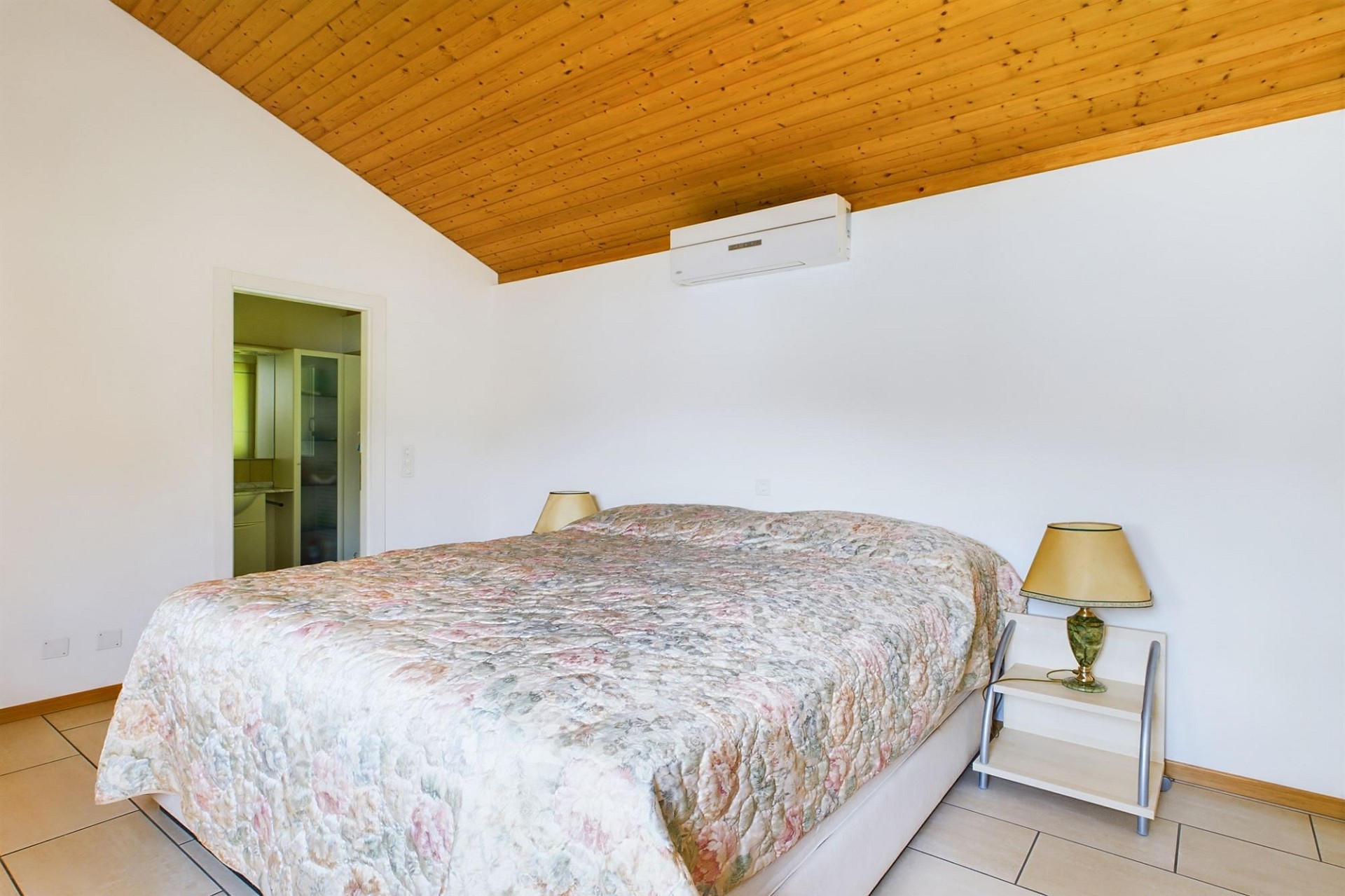 Schlafzimmer mit Holzbalkendecke