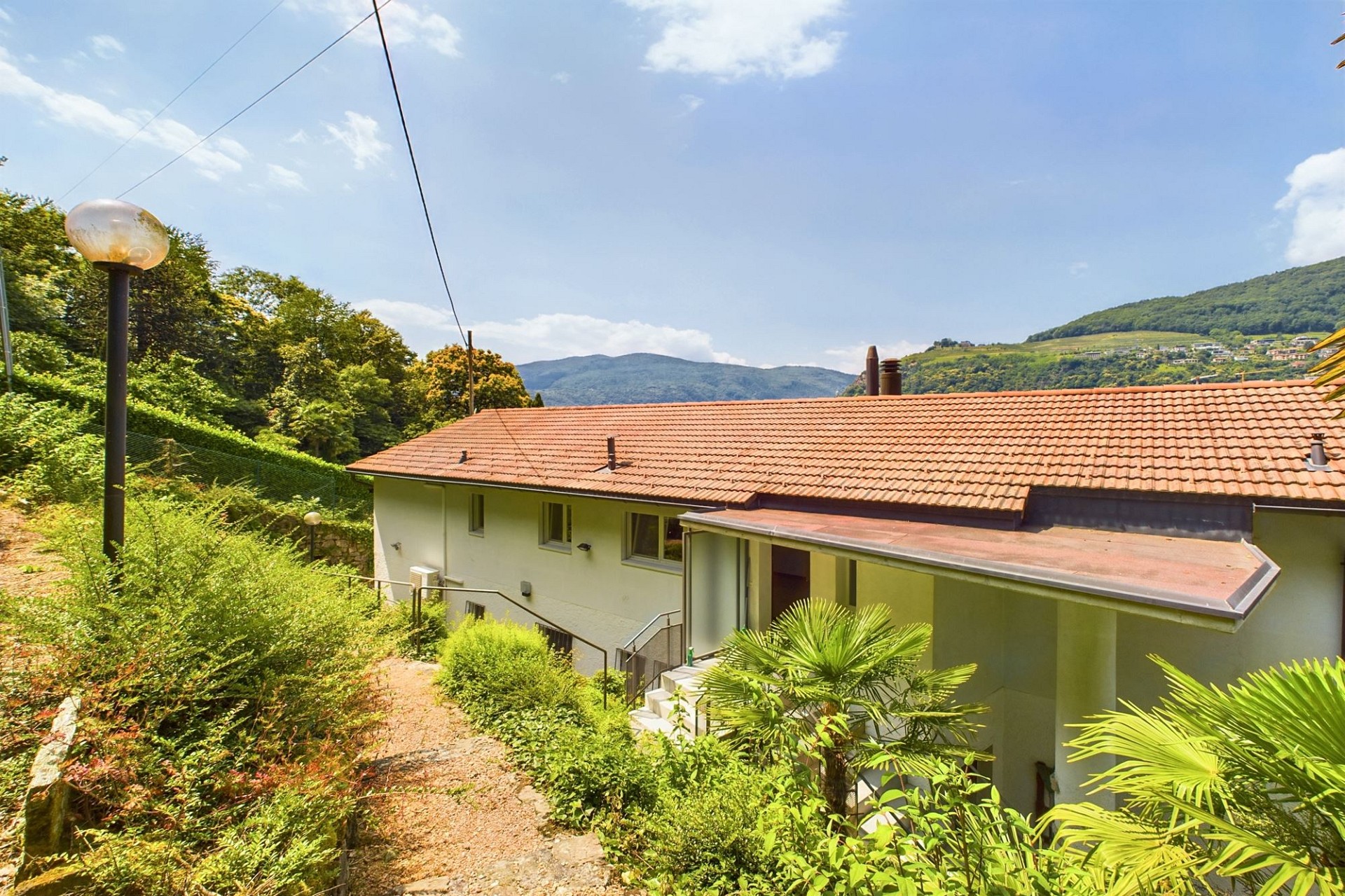 Haus mit Bergblick und Gartenhang