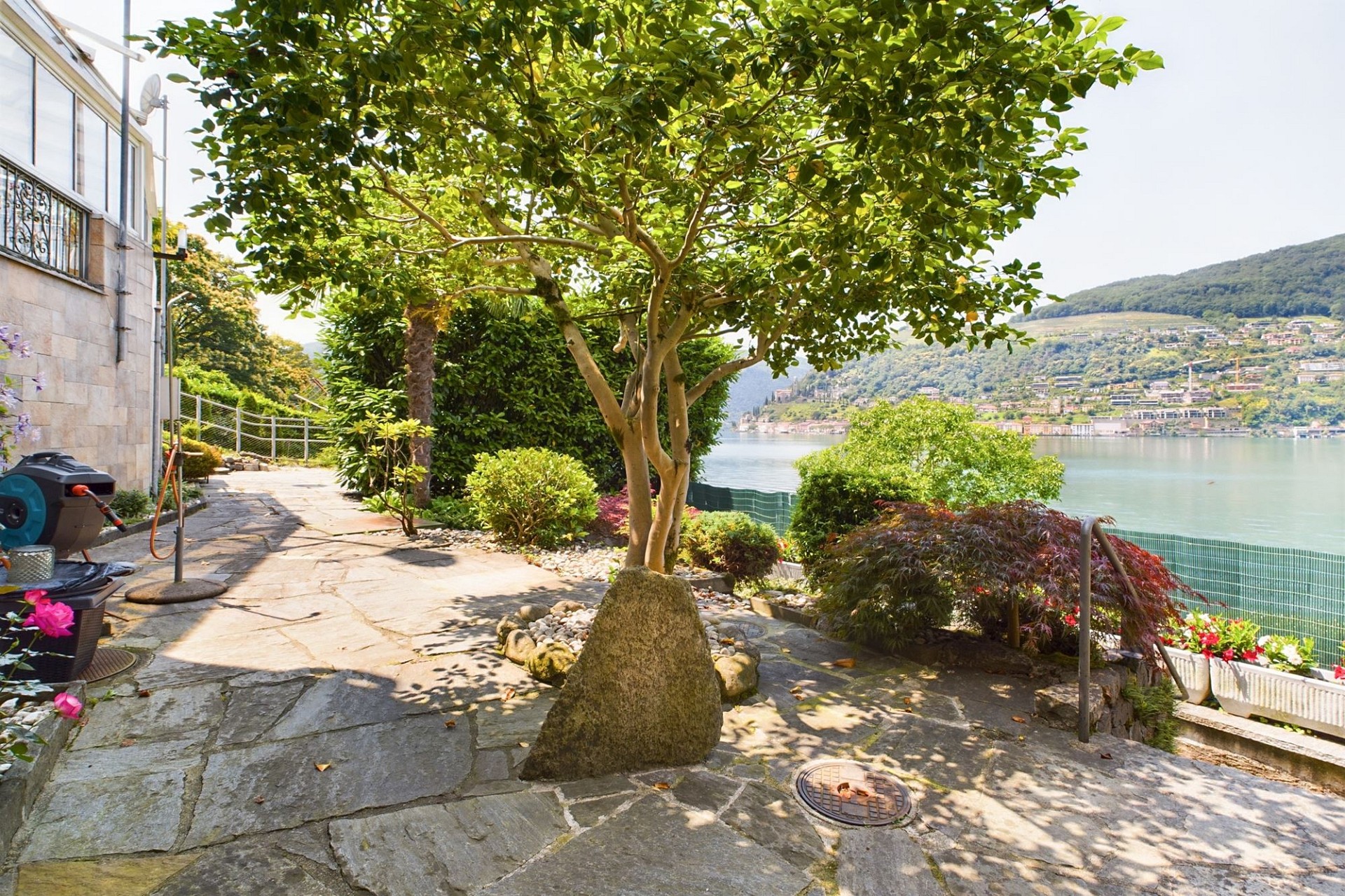 Seegarten mit Terrasse