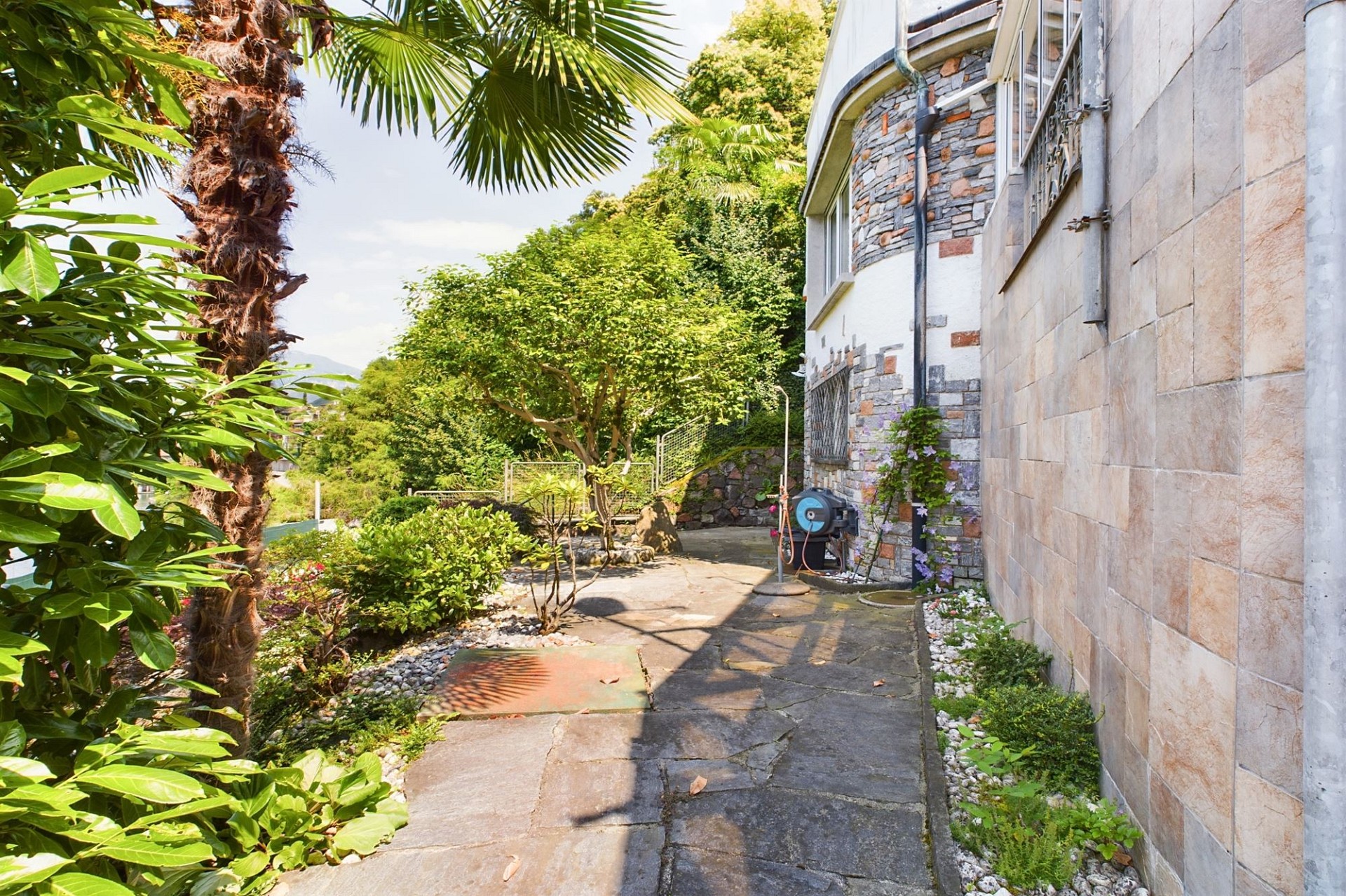 Garten- und Fassadenansicht