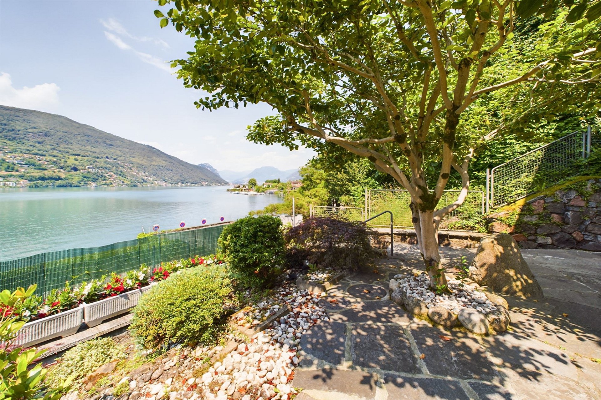 Landschaftsgarten mit Seeblick