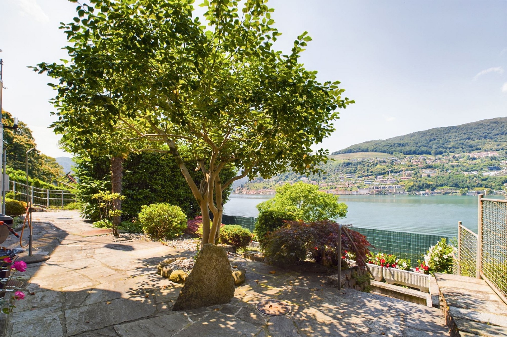Seegarten mit Terrasse