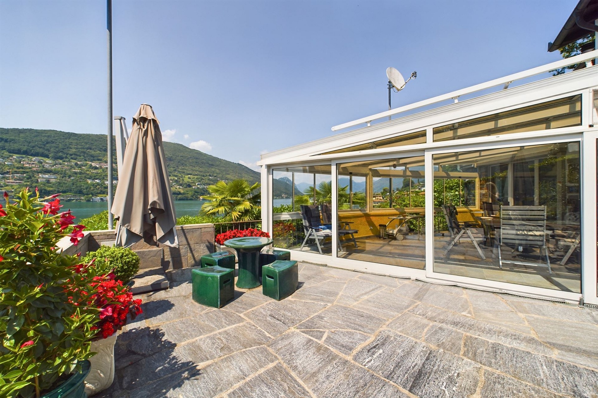 Terrasse mit Seeblick und Wintergarten