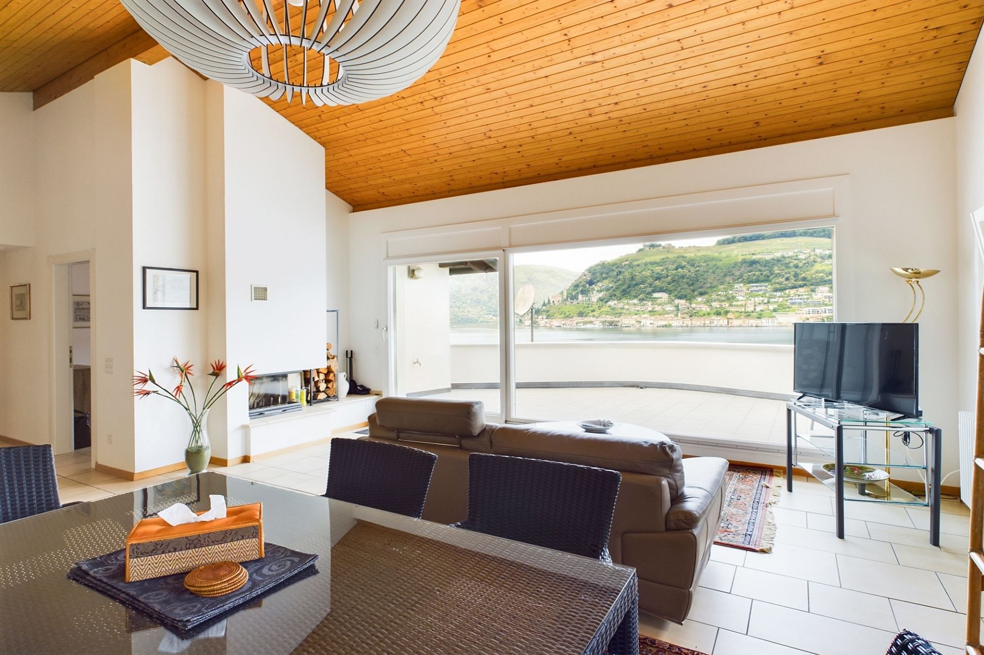 Großzügiges Wohnzimmer mit Seeblick