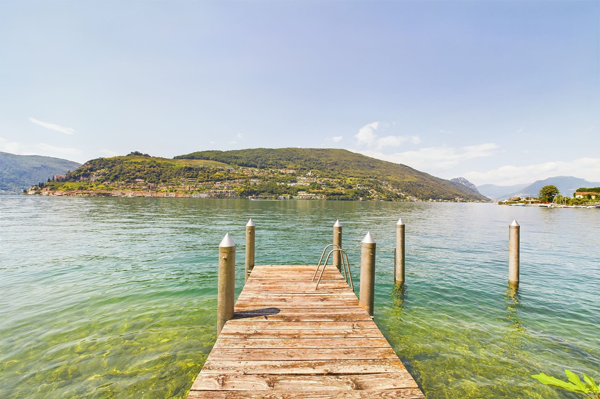 Seesteg an einem See mit Bergblick