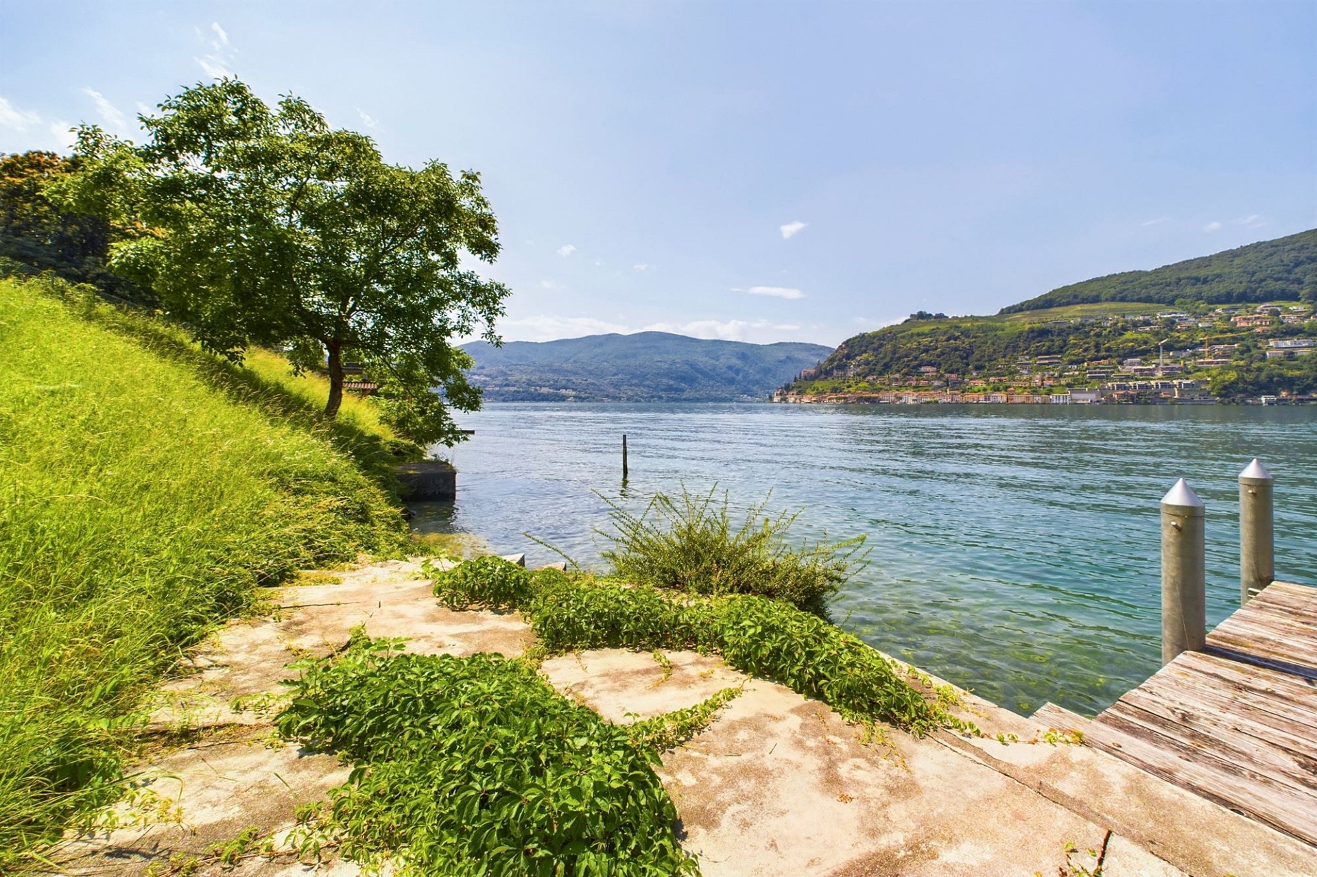 Seeufer mit Steg und Bergblick