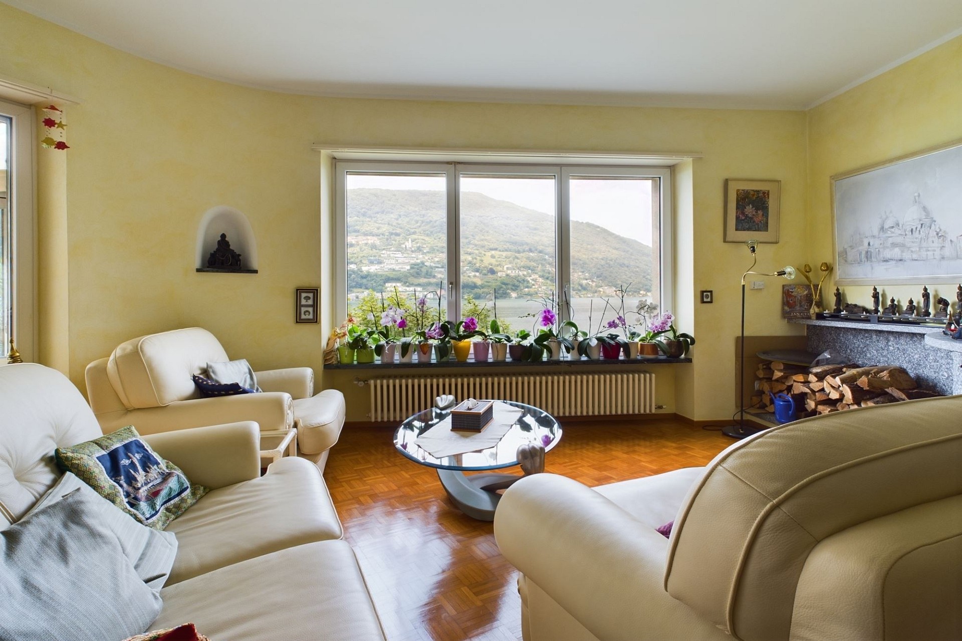 Helles Wohnzimmer mit Seeblick