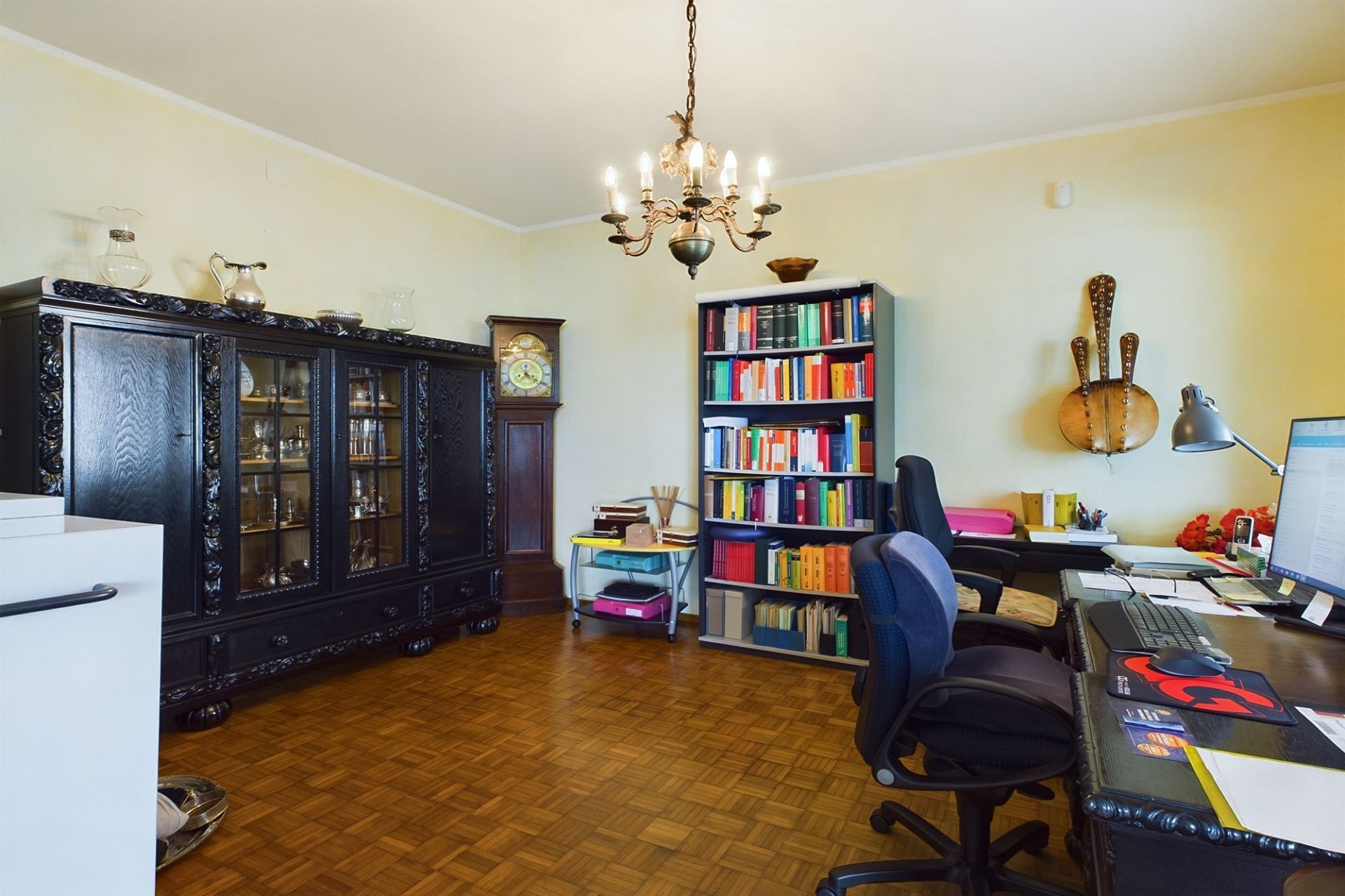 Klassisches Arbeitszimmer mit dunklen Möbeln