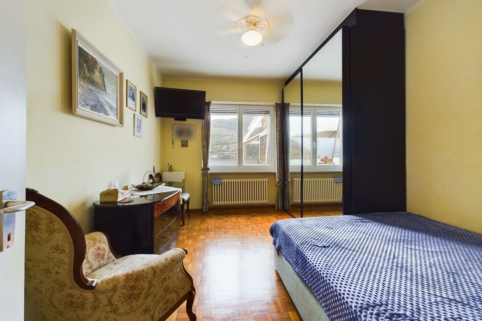 Schlafzimmer mit Blick auf Wasser und Berge