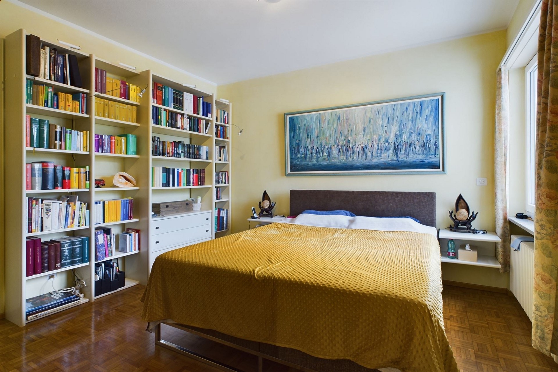 Helles Schlafzimmer mit Bücherregalen