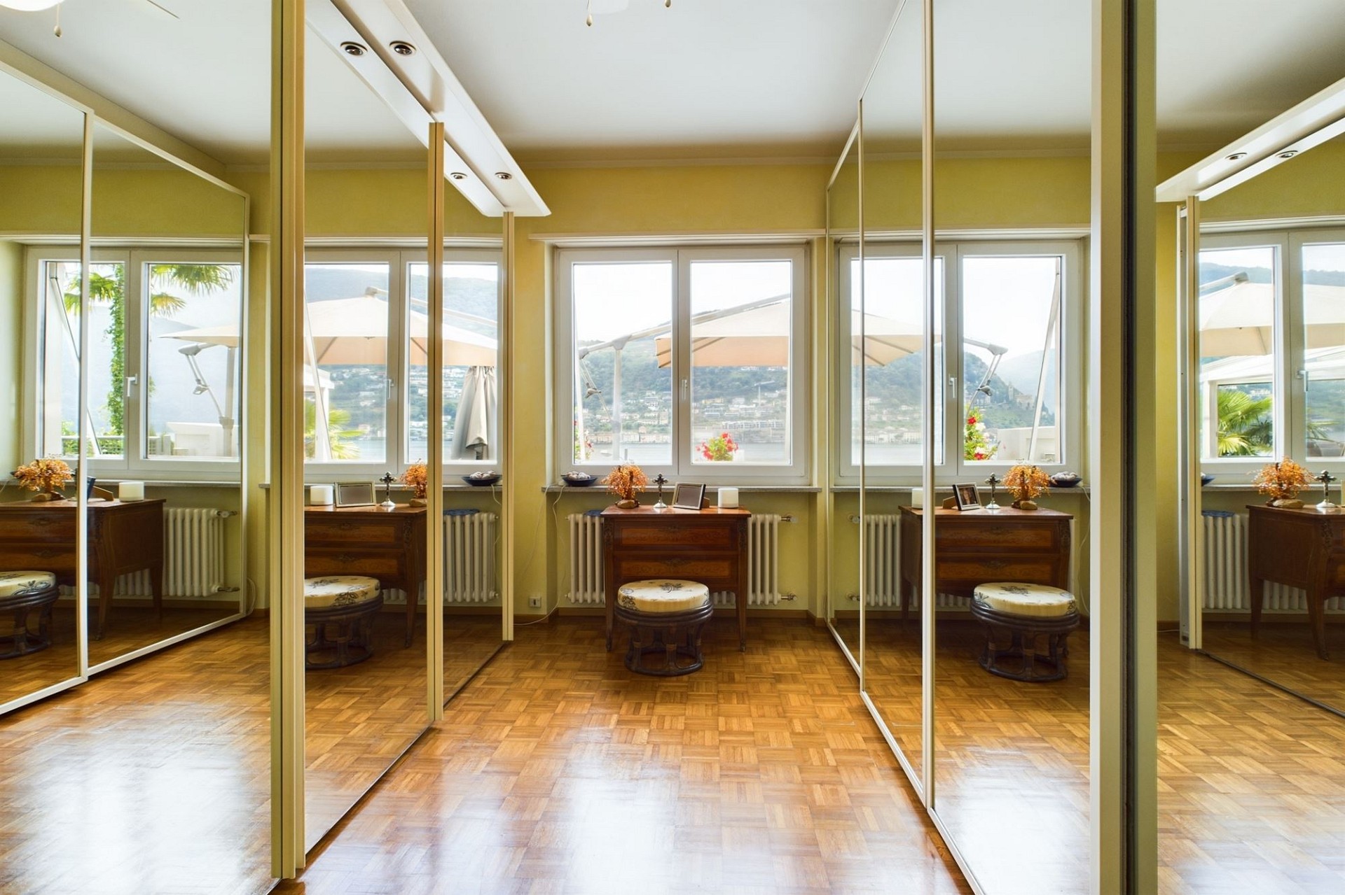 Helles Ankleidezimmer mit Spiegelwänden und Ausblick