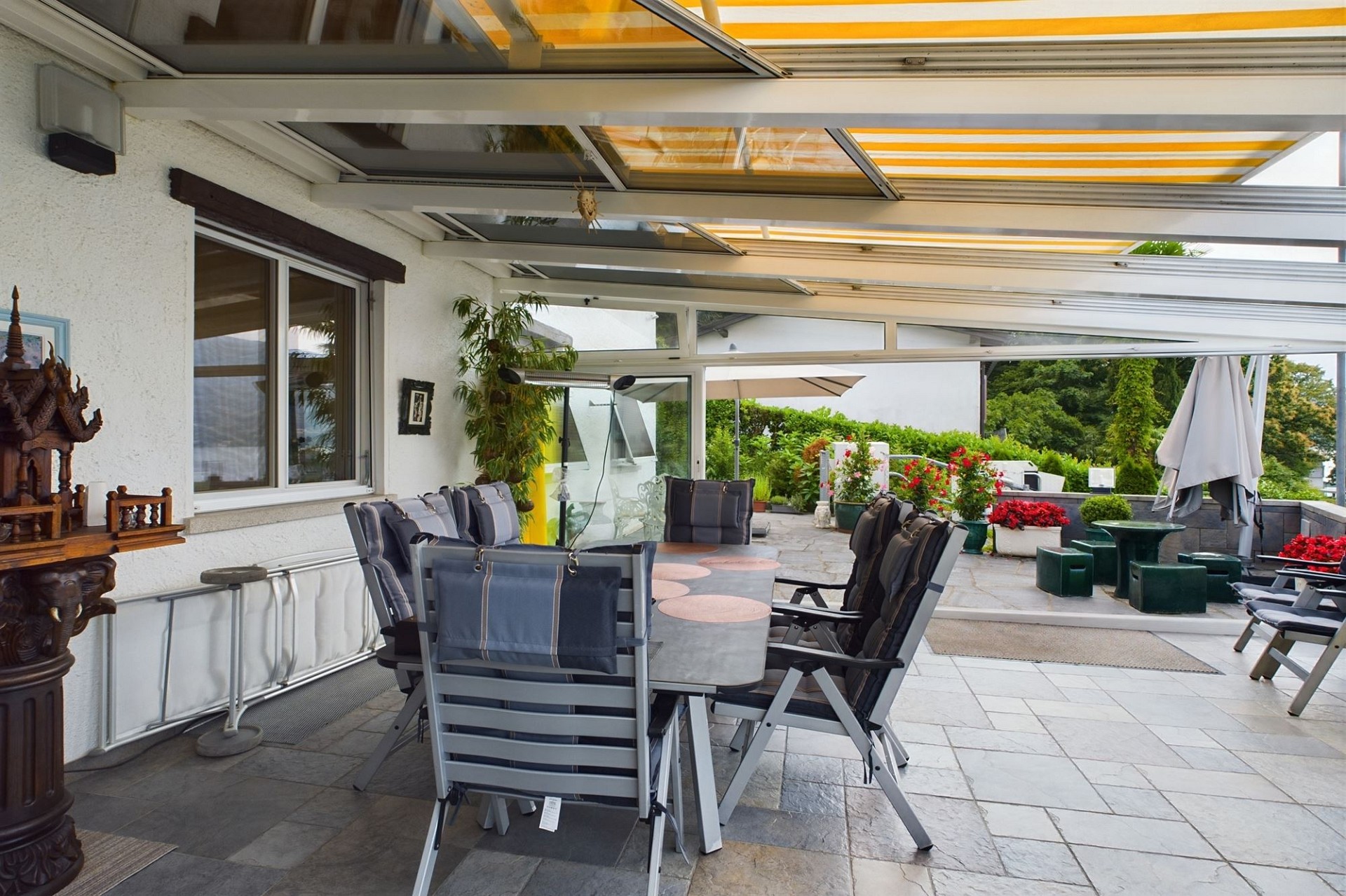 Überdachte Terrasse mit Gartenmöbeln