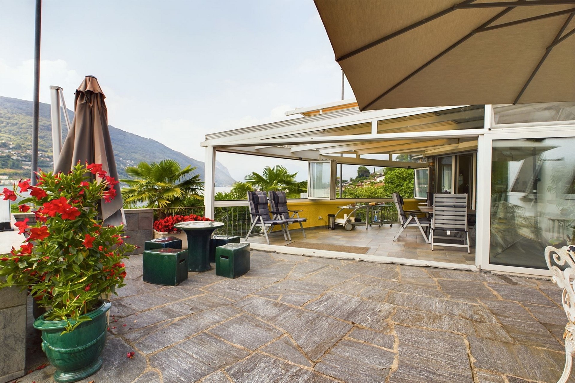 Große Terrasse mit Seeblick und Überdachung