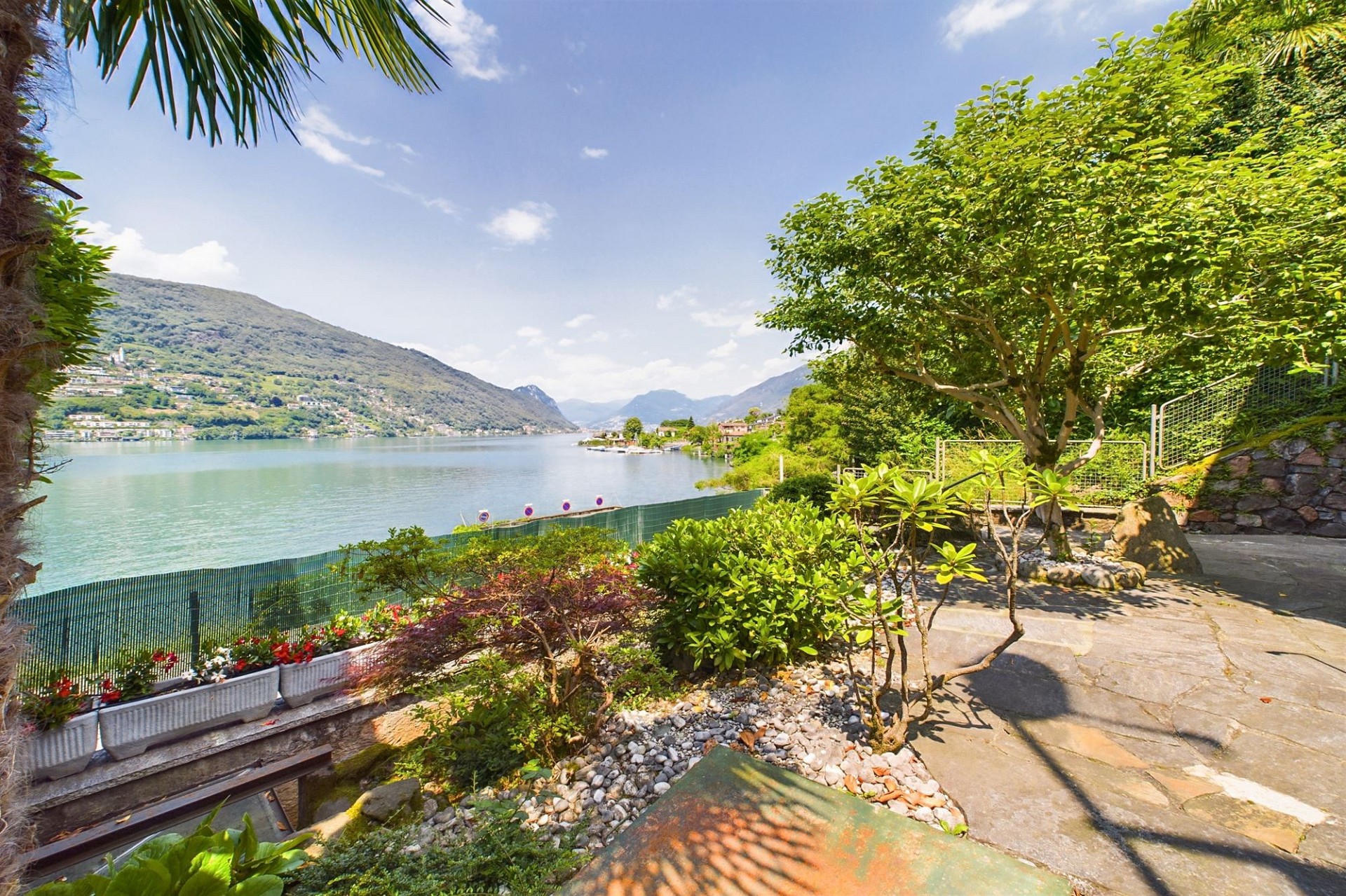 Seeblick-Terrasse mit üppiger Bepflanzung