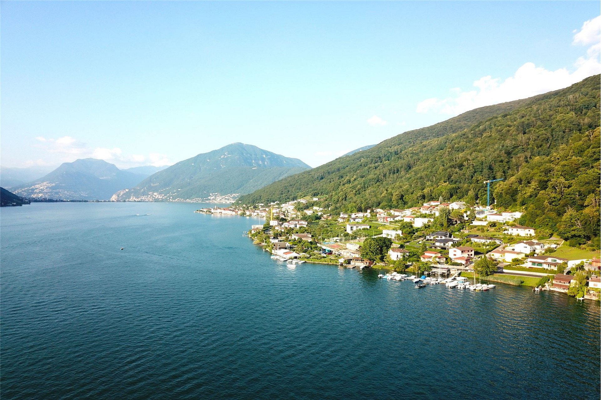 Seeblick auf eine Uferlandschaft mit Bergen