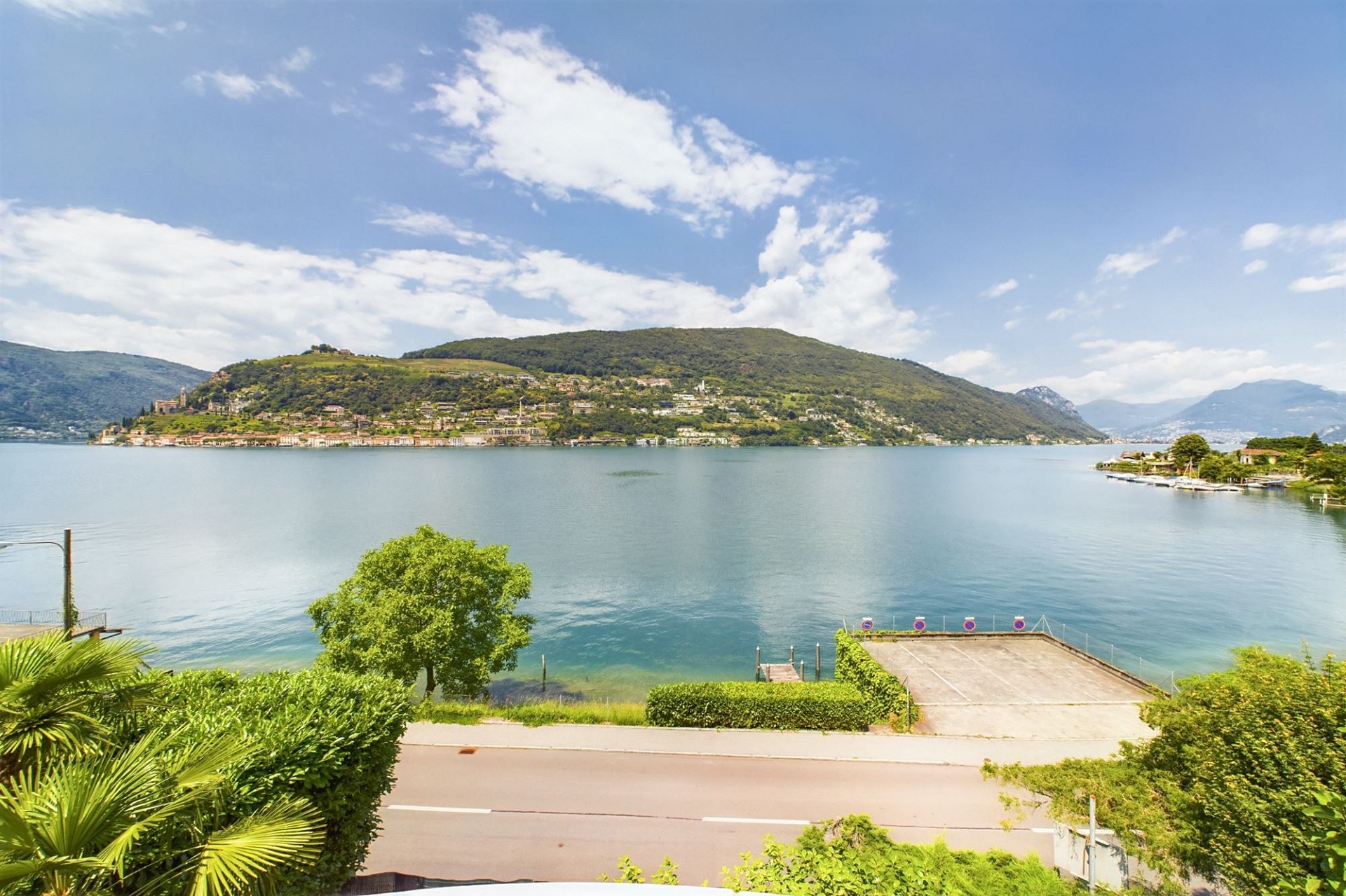Seeblick mit Bergen und Uferstraße