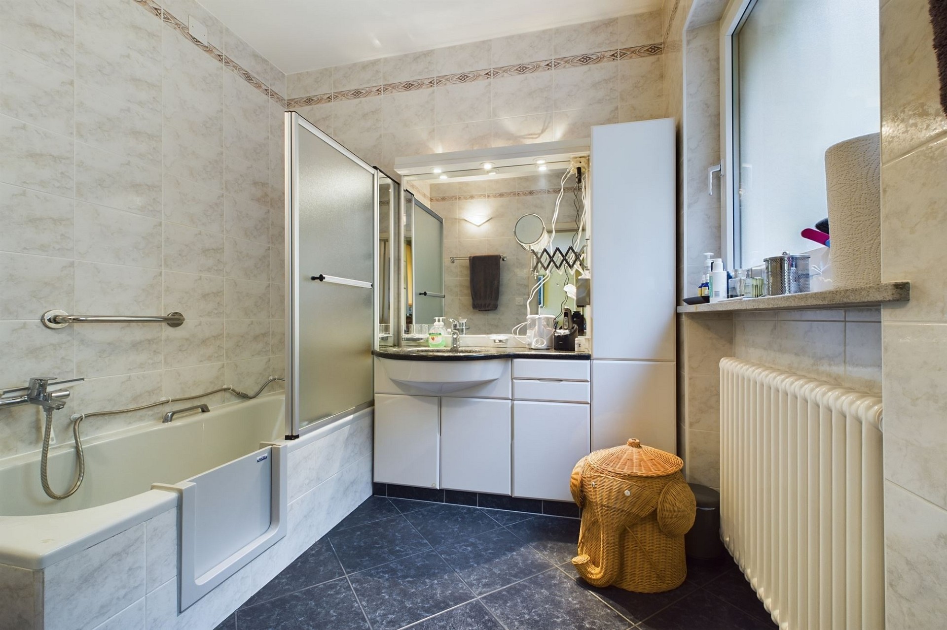 Modernes Badezimmer mit Badewanne und Waschtisch
