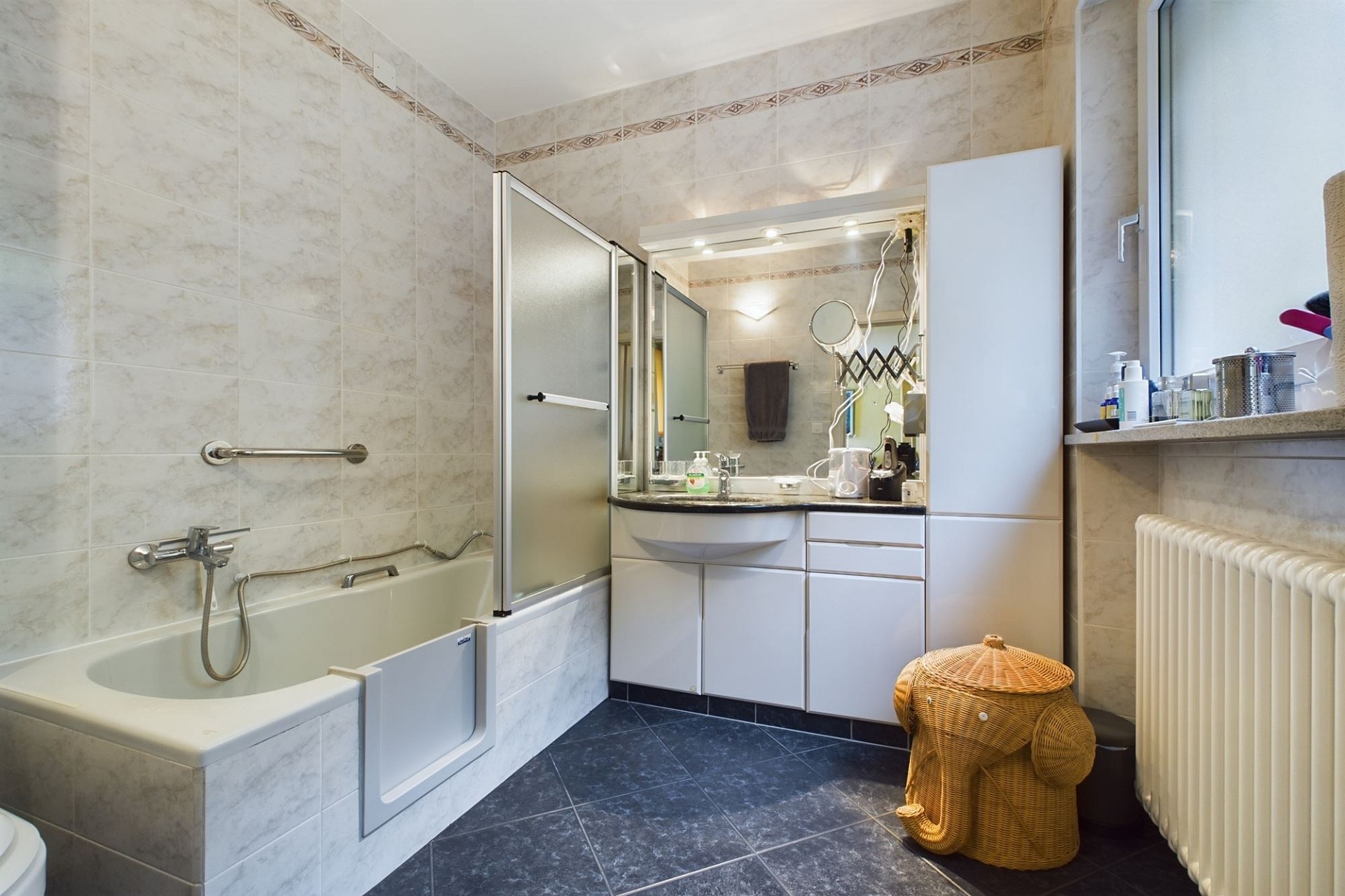 Badezimmer mit Badewanne und Waschtisch