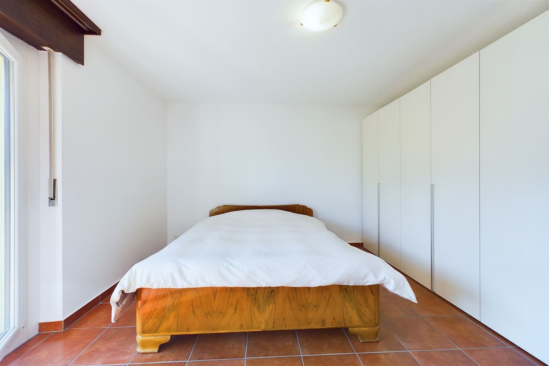 Helles Schlafzimmer mit Einbauschrank