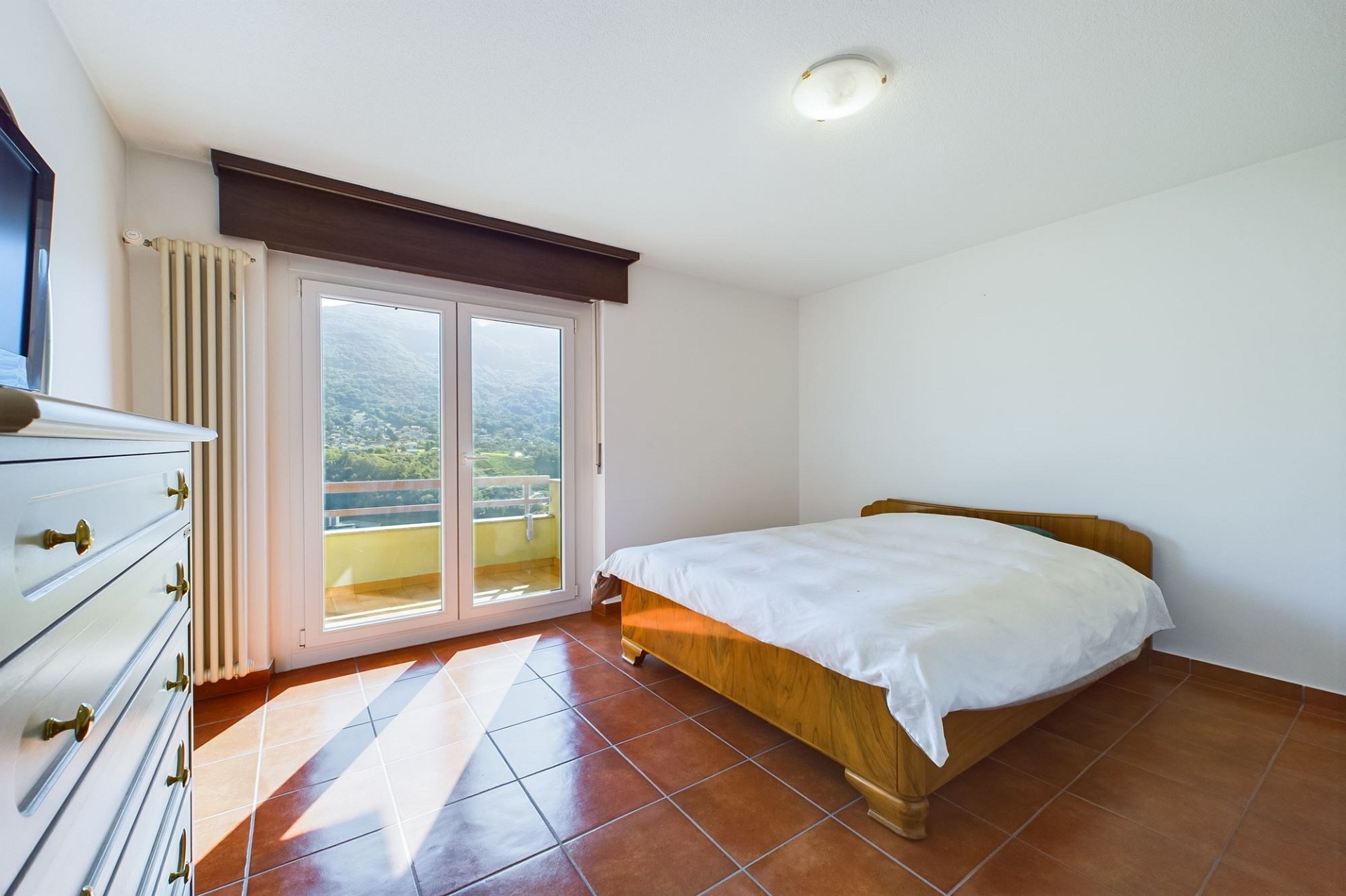 Helles Schlafzimmer mit Balkonblick