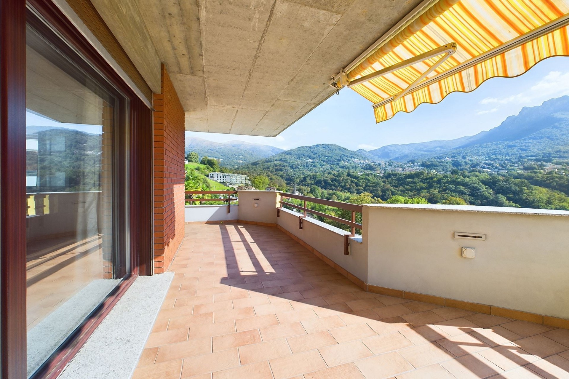 Große Balkonterrasse mit Bergblick