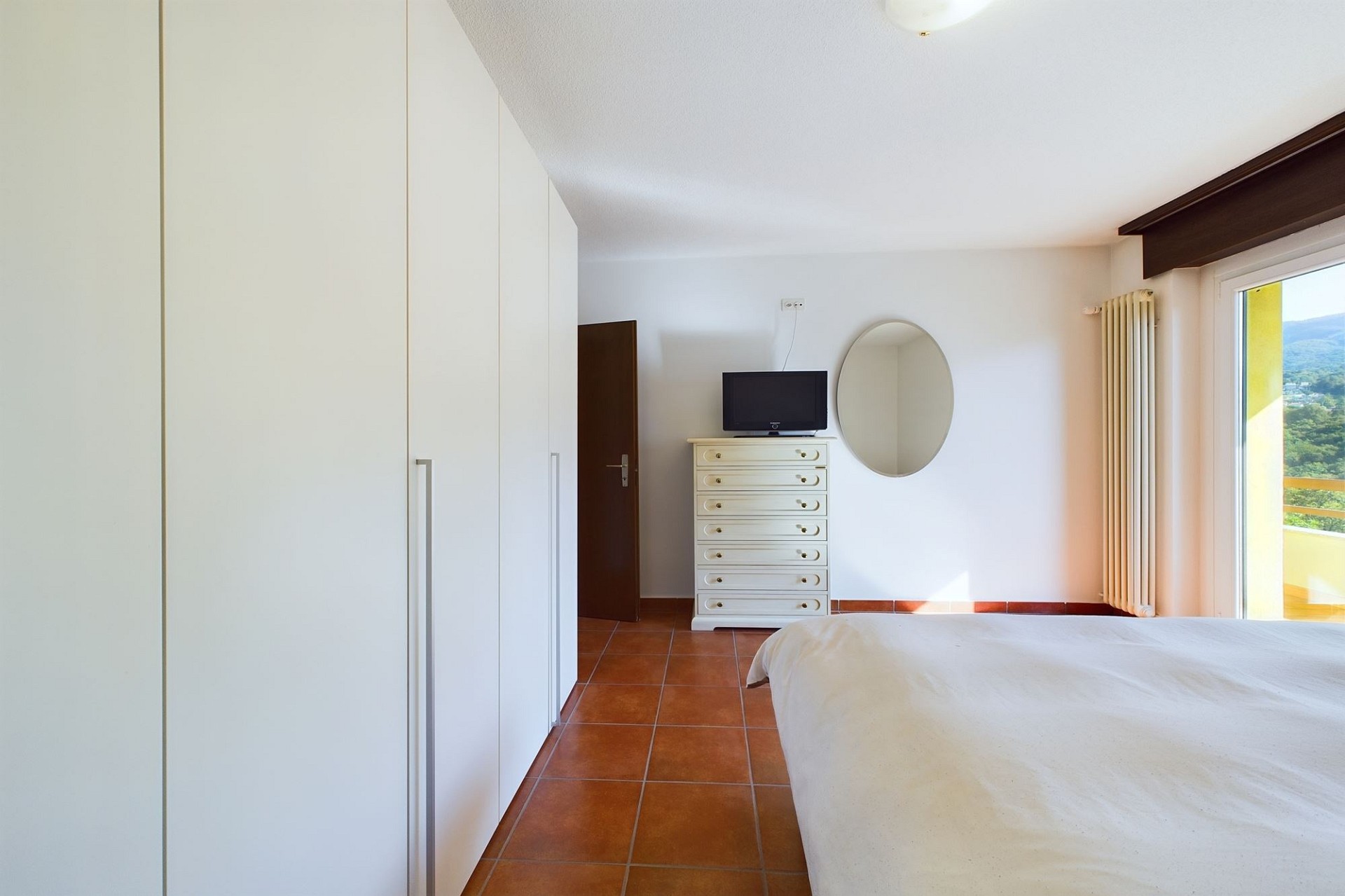 Helles Schlafzimmer mit Blick ins Grüne