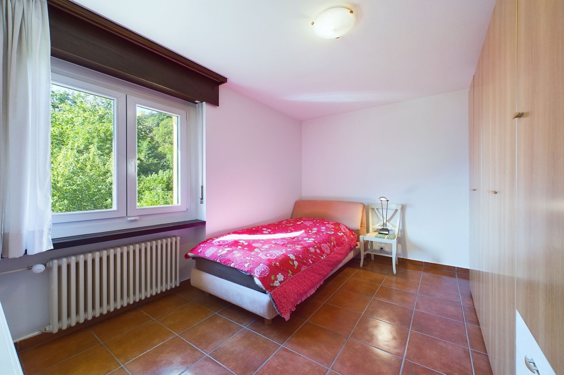 Helles Schlafzimmer mit Fliesenboden