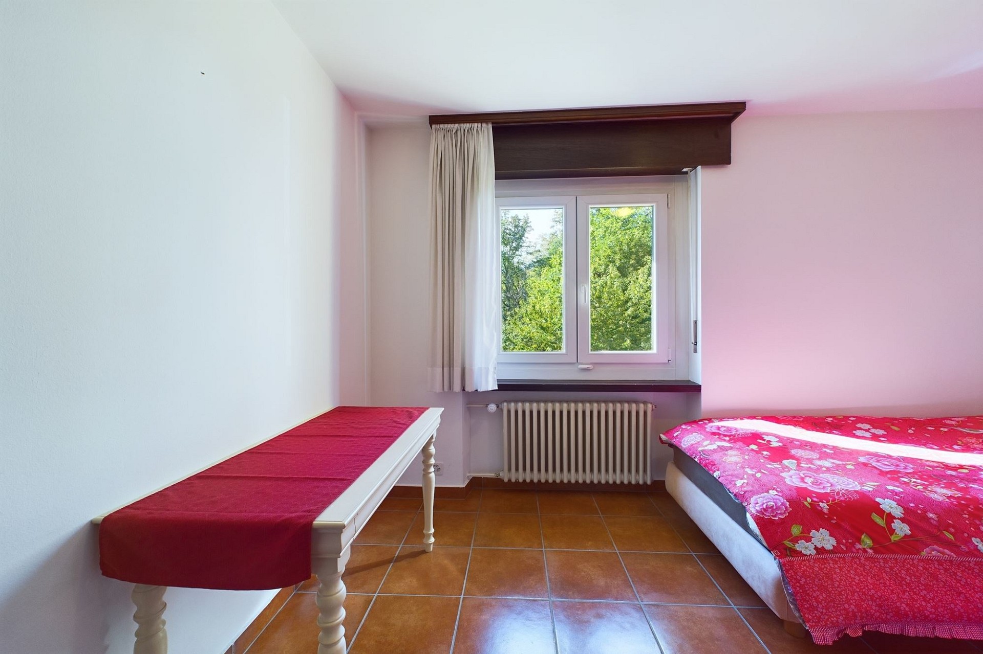 Helles Schlafzimmer mit einfachem Mobiliar