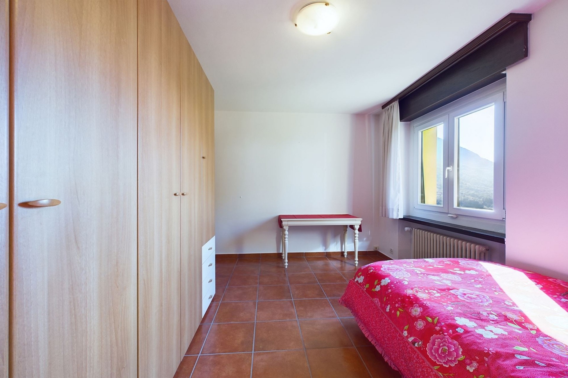 Helles Schlafzimmer mit Einbauschrank