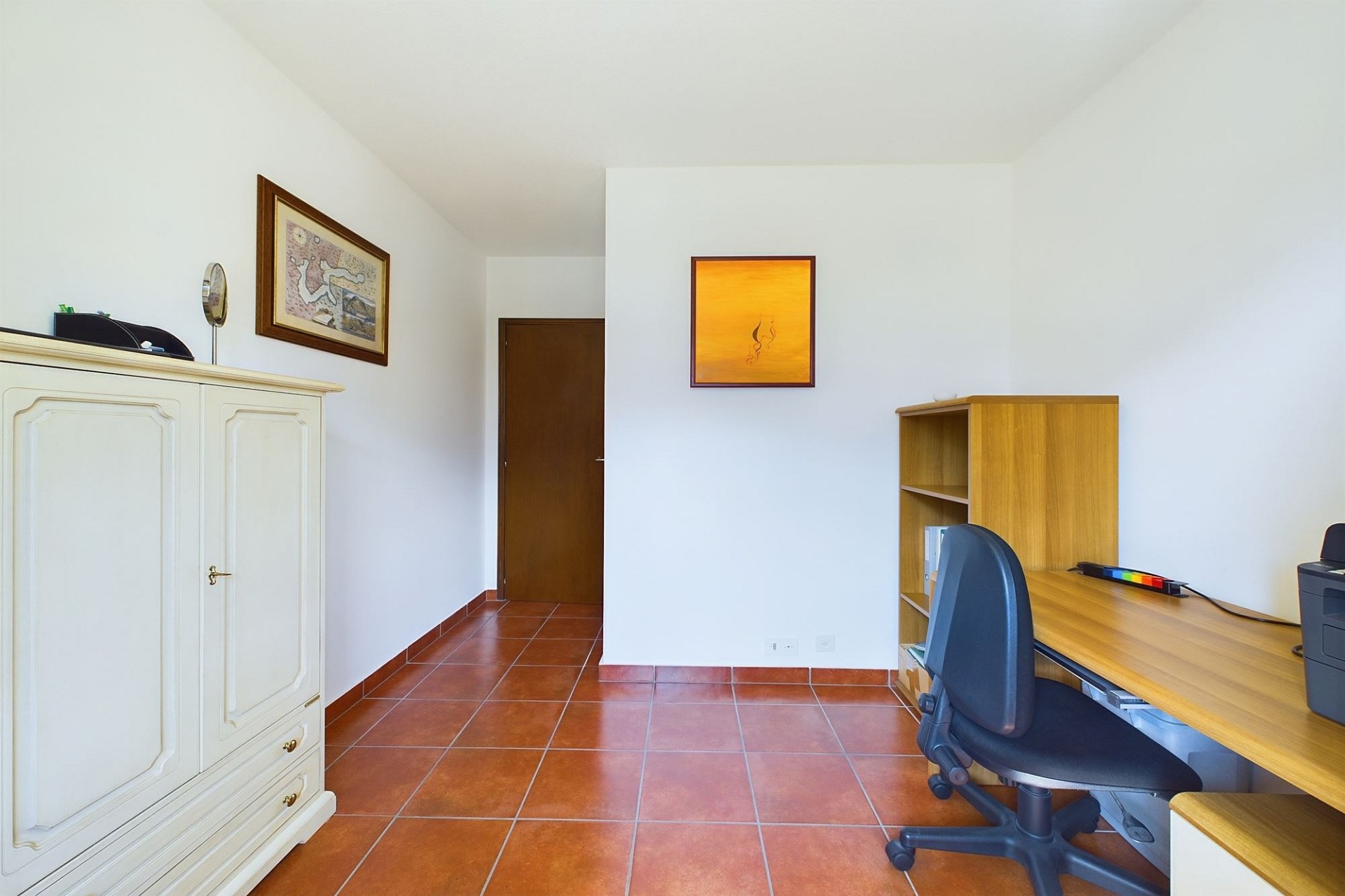 Heller Arbeits- bzw. Flurraum mit Schreibtisch und Schrank