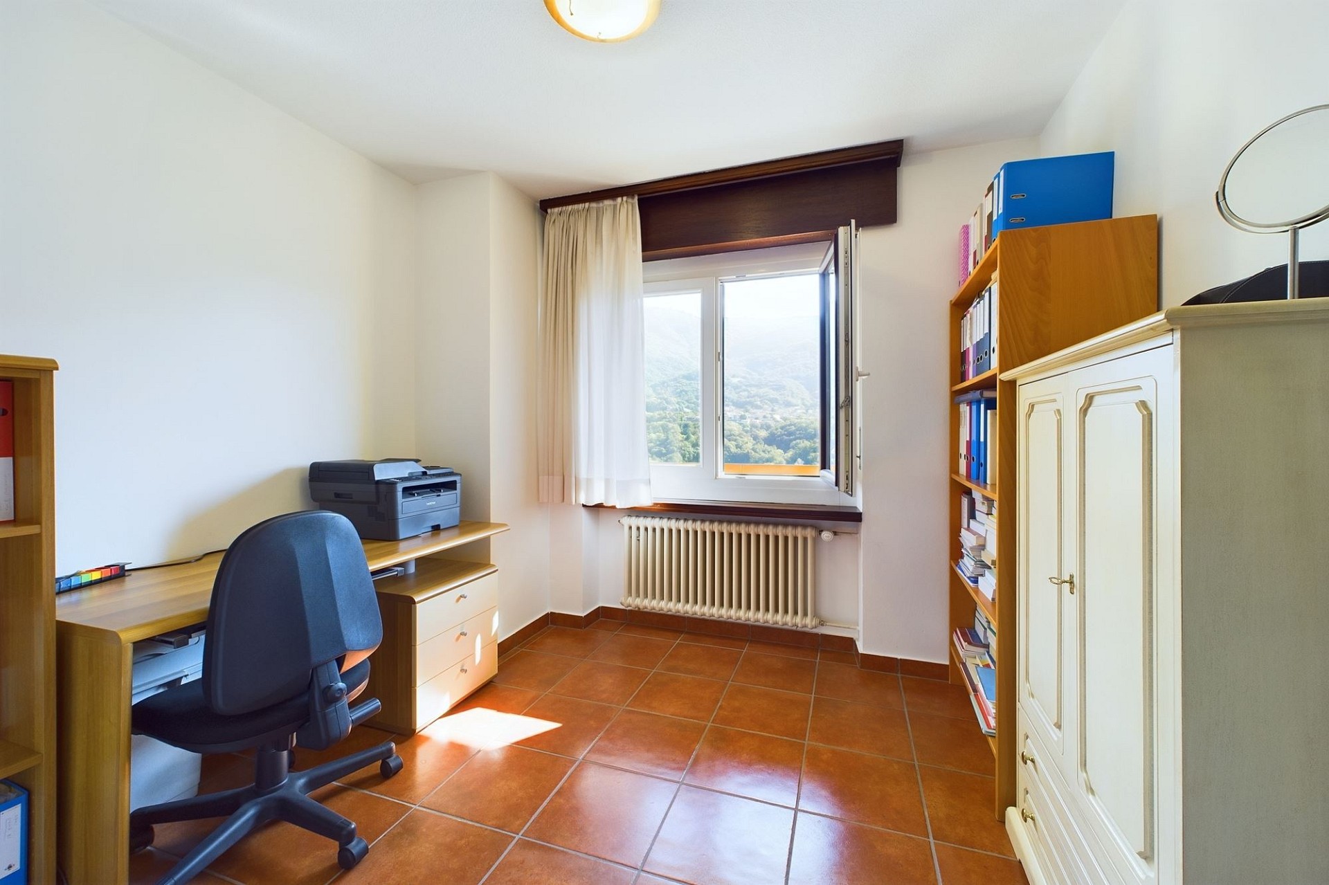 Arbeitszimmer mit Fenster und Blick ins Grüne