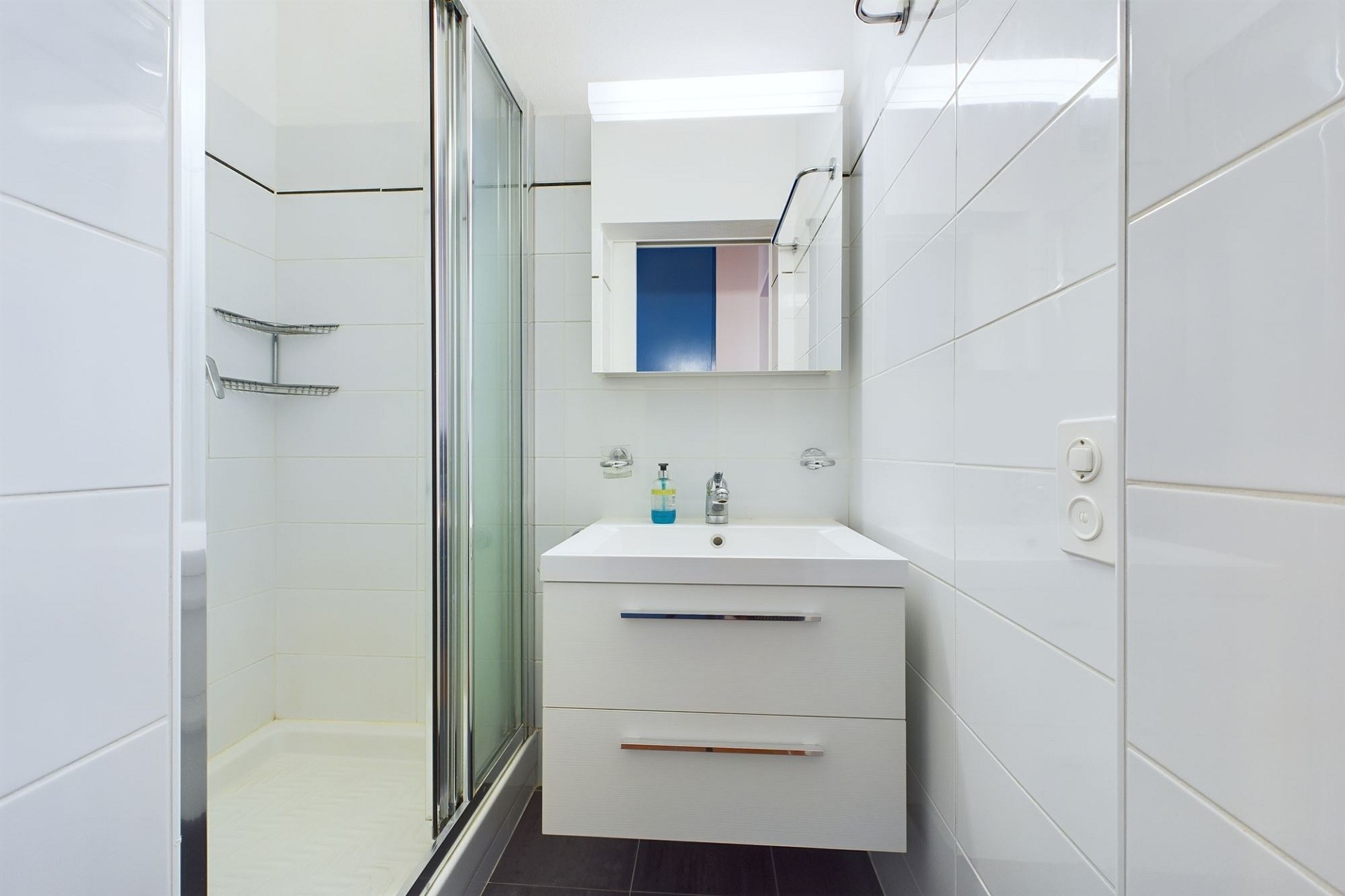 Kompaktes, modernes Badezimmer